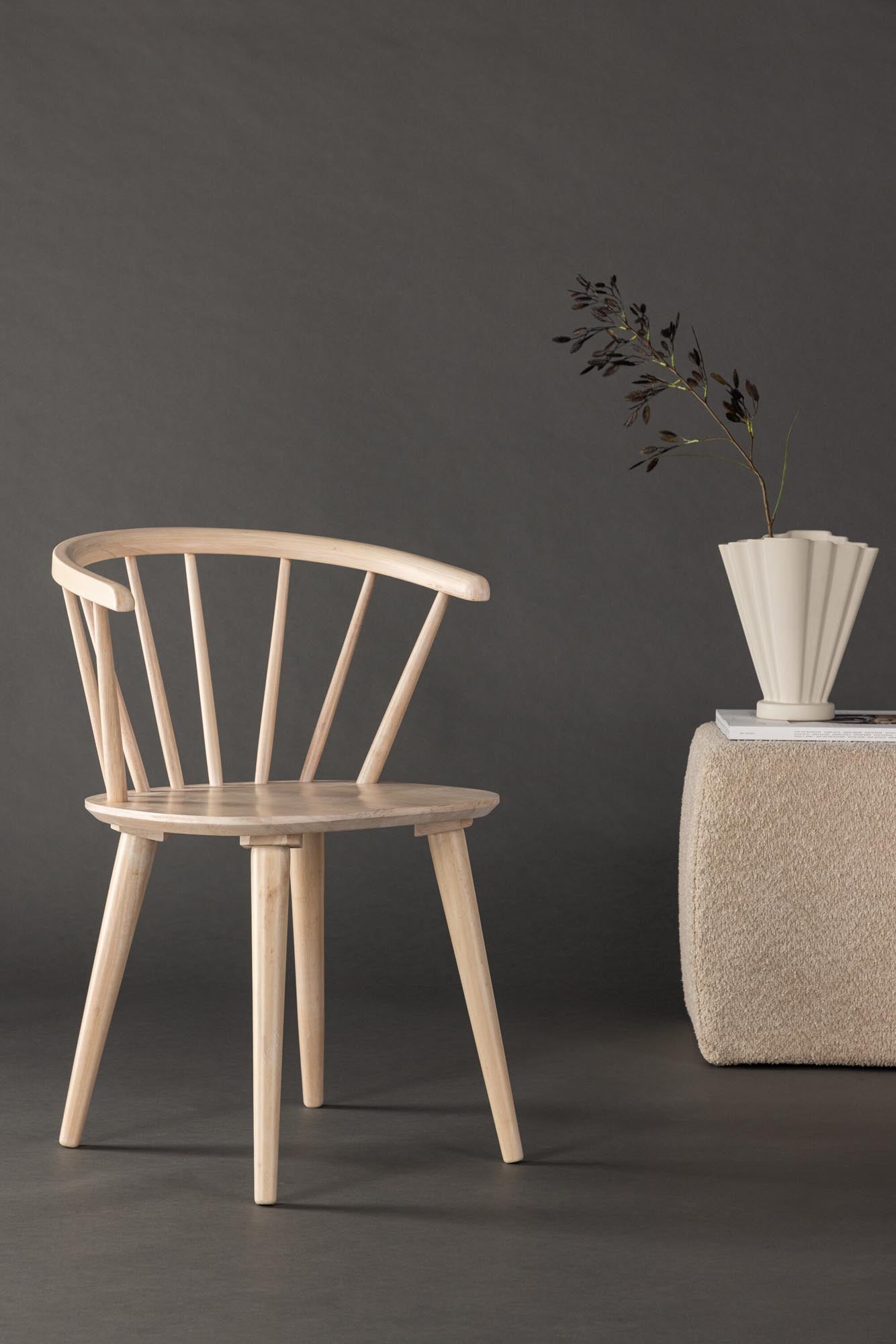 Bobby Esszimmerstuhl von Venture Home: Eleganz und Langlebigkeit aus Gummibaumholz für einladende Esszimmeratmosphäre.