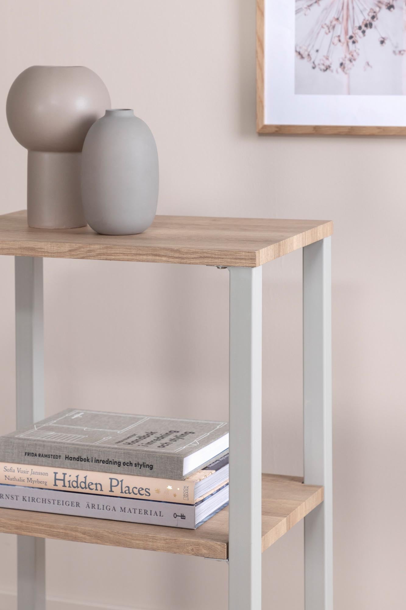 Stylischer Rise Nachttisch von Venture Home: Funktionalität trifft auf modernes Design mit eleganten Regalen und robustem Metallrahmen.