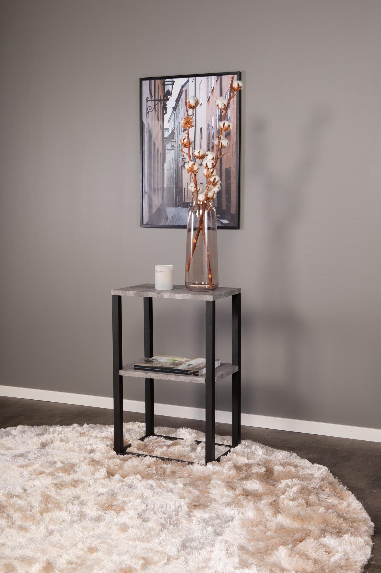 Stylischer Nachttisch von Venture Home mit eleganten Regalen in Betonoptik und robustem Metallrahmen. Ideal für kleine Räume und vielseitig einsetzbar.