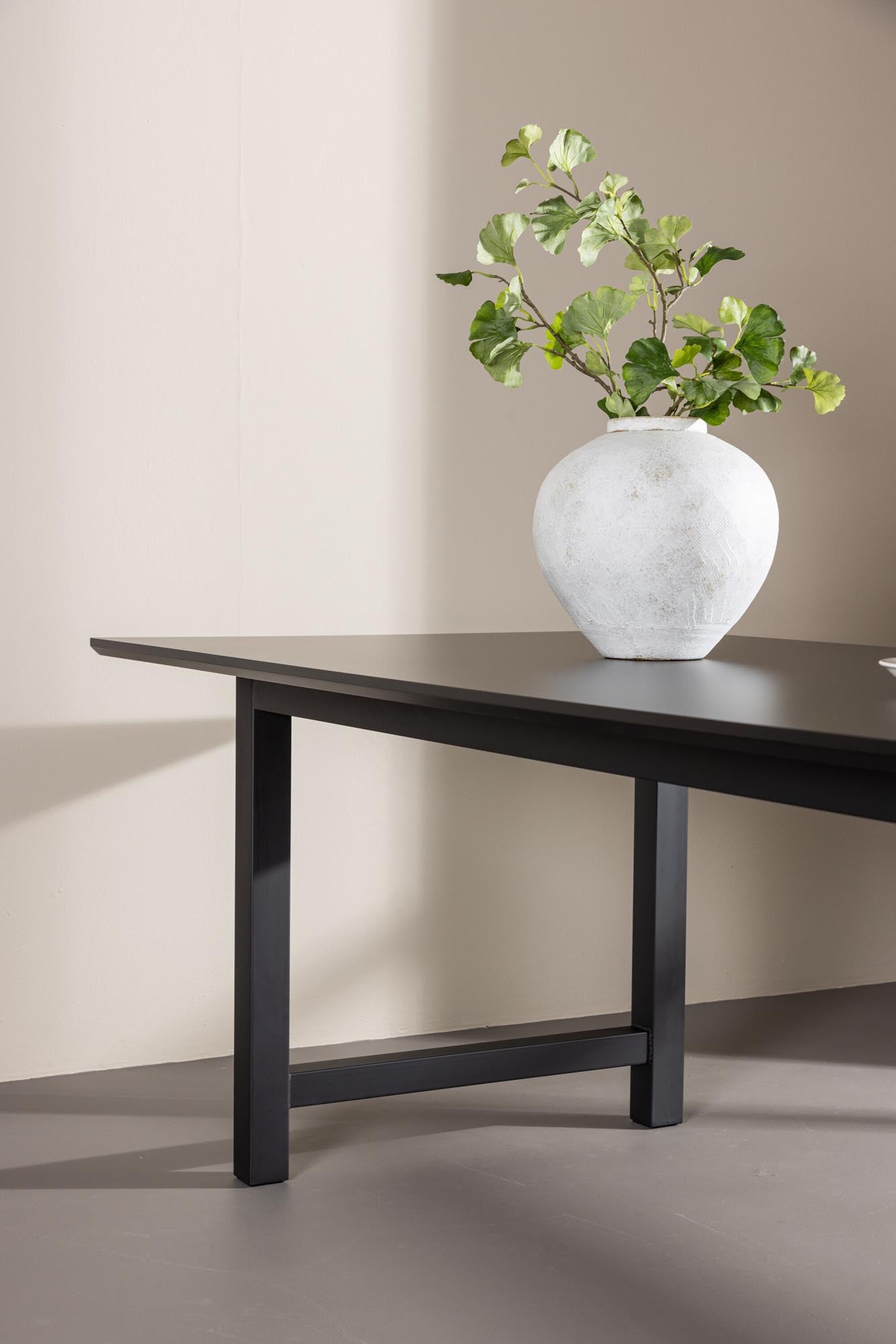 Count Tisch von Venture Home: Zeitloses Design mit Holz und Metall.