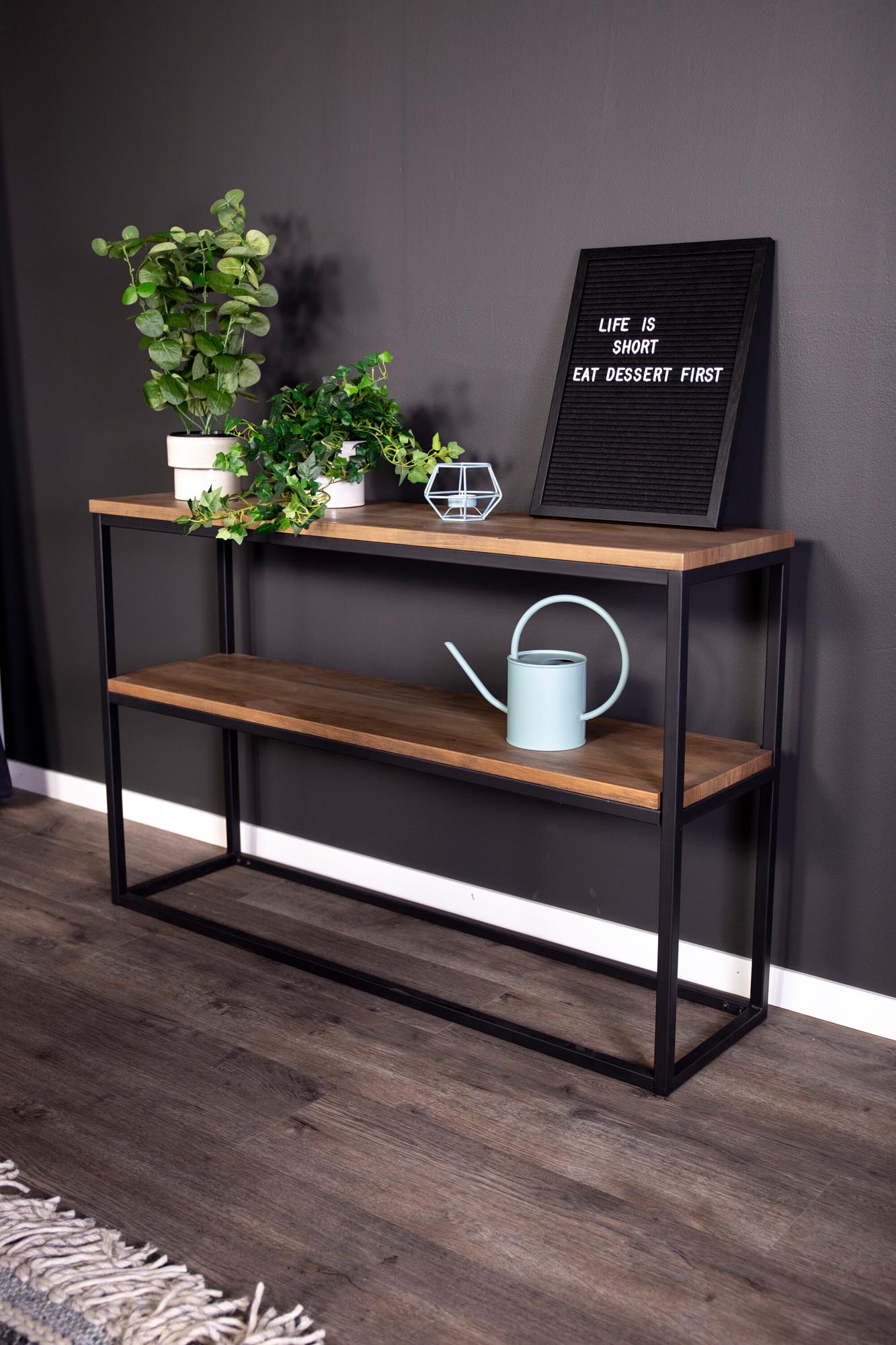 Eleganter Rise Beistelltisch von Venture Home: Robustes Metallgestell, pflegeleichte Oberflächen und vielseitige Einsatzmöglichkeiten für Ihr Zuhause.