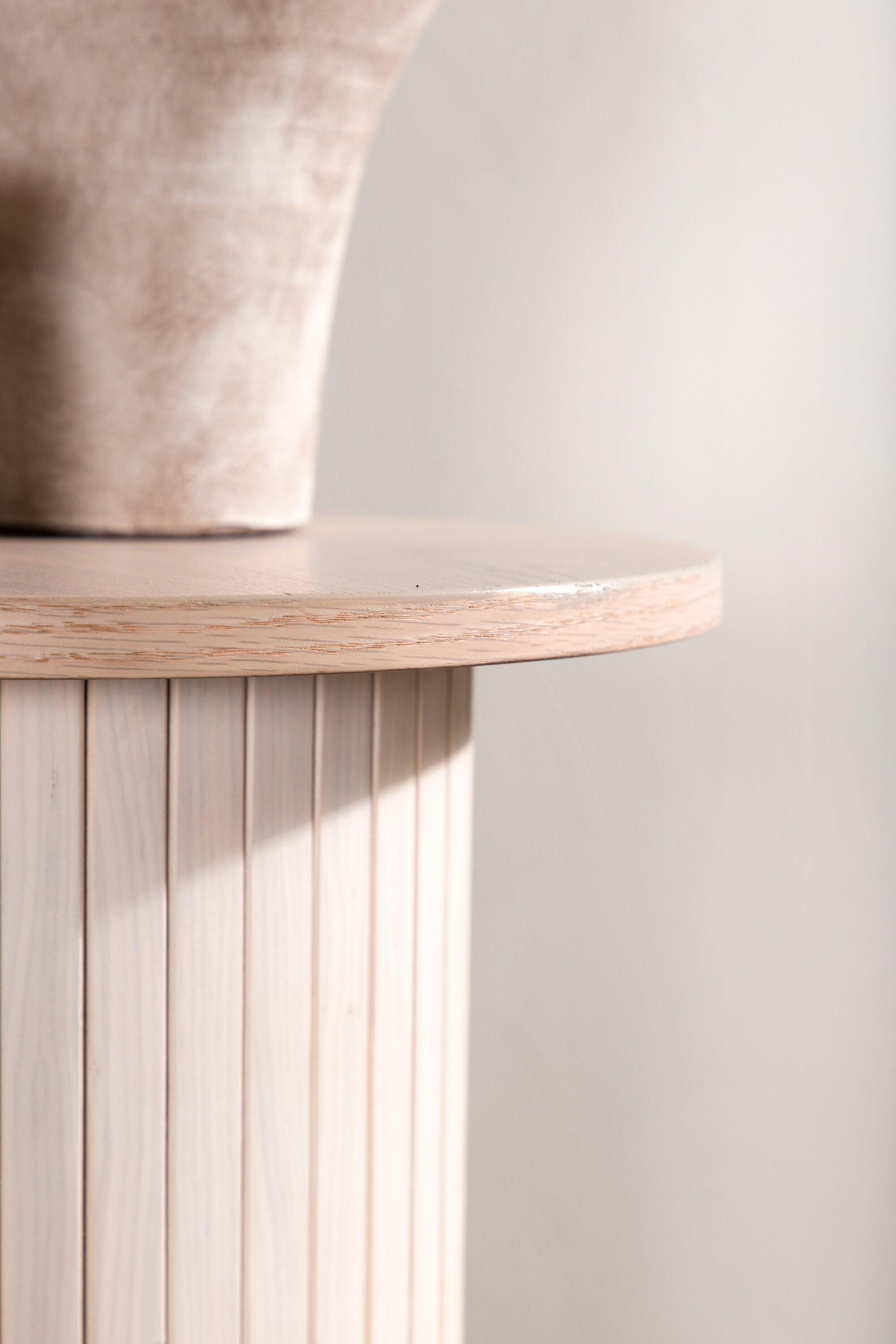 Bianca Beistelltisch in Tünchen präsentiert im Onlineshop von KAQTU Design AG. Beistelltisch ist von Venture Home