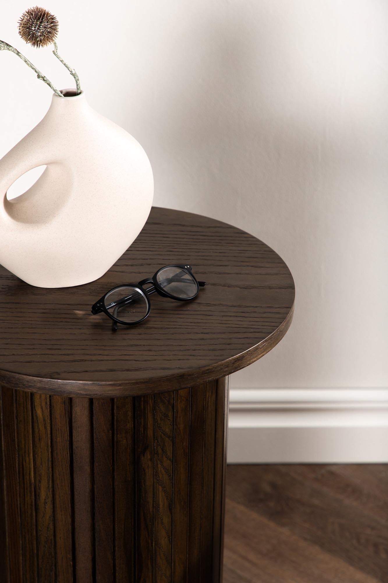 Eleganter Bianca Beistelltisch von Venture Home: Robuste MDF-Oberfläche, harmonisches Design, perfekt für Bücher, Getränke und Dekoration.