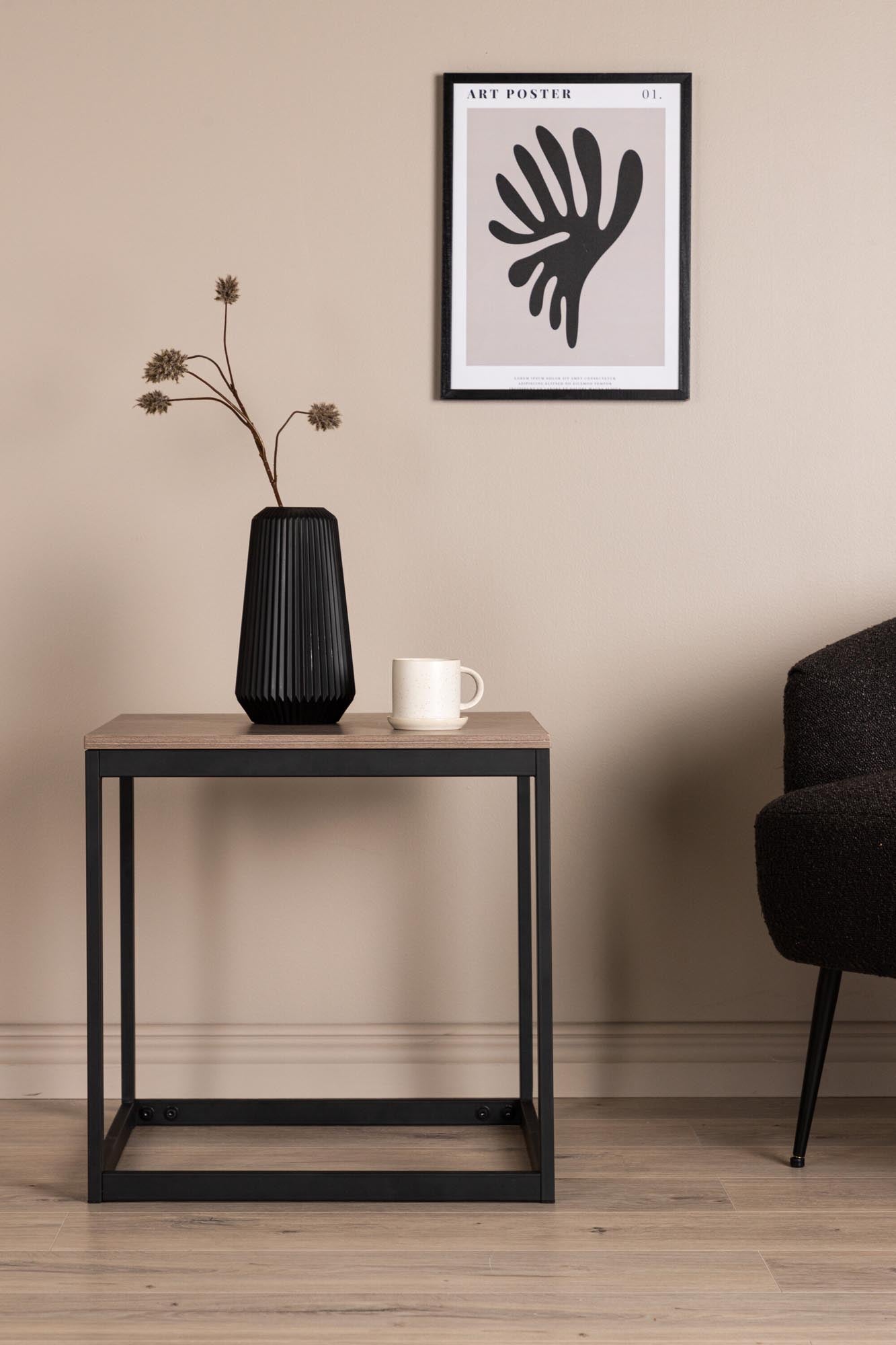 Der Arbor Beistelltisch von Venture Home vereint hochwertige Materialien und elegantes Design, perfekt für jeden Raum und vielseitig einsetzbar.