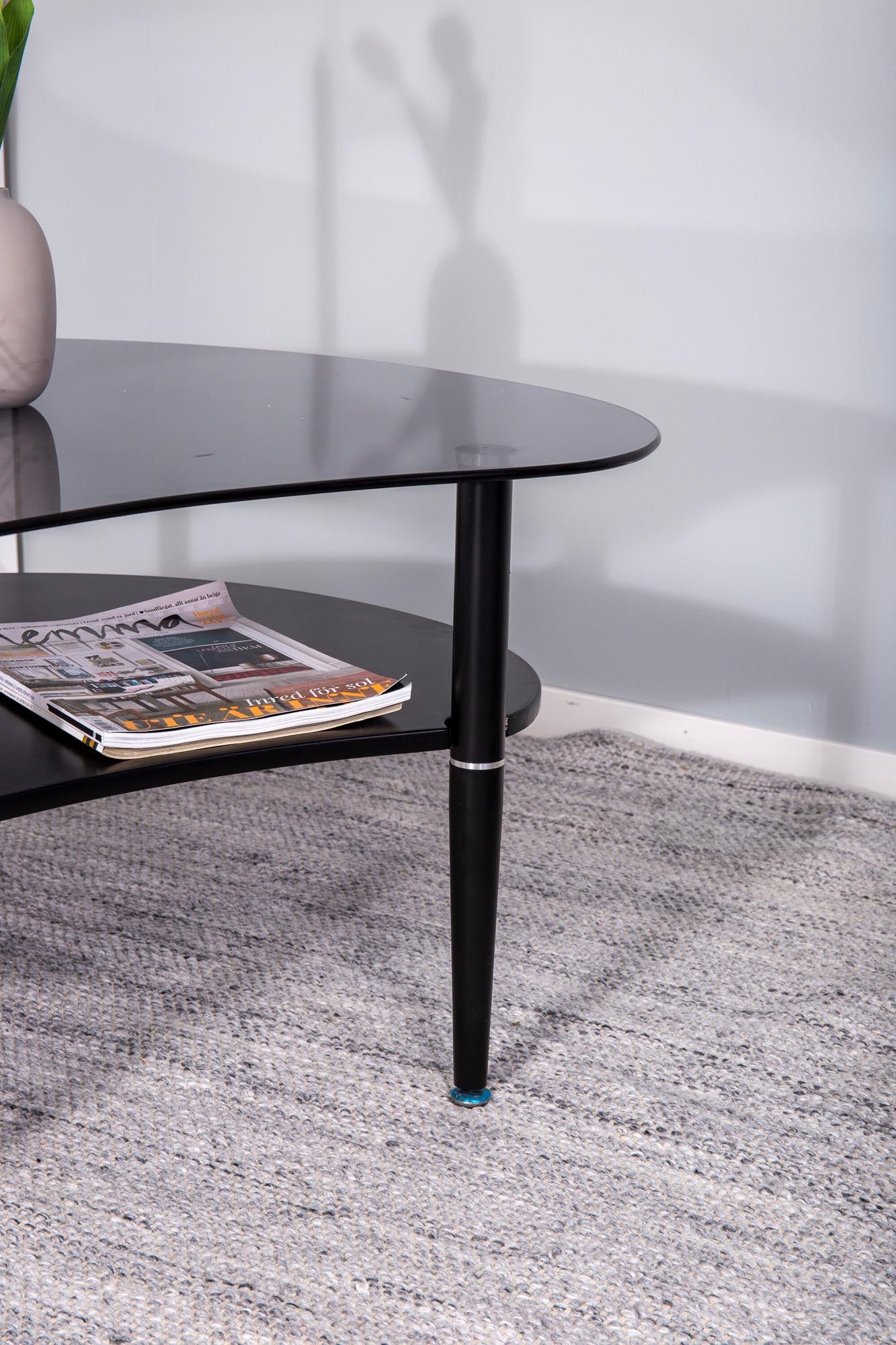 Eleganter Egg Tisch von Venture Home mit transparenter Glasplatte.