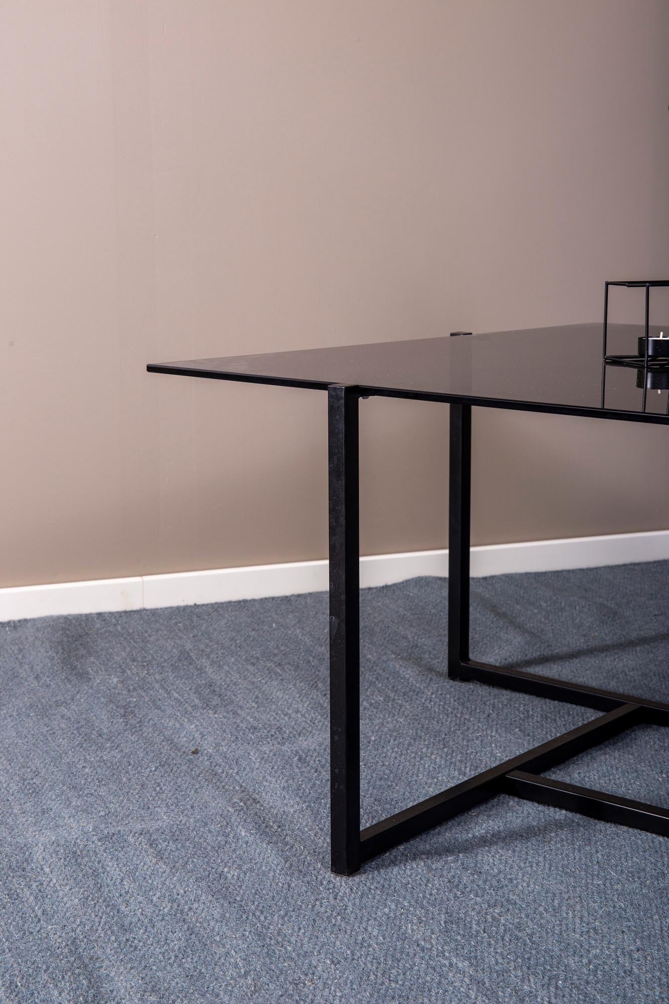 Erleben Sie den Hybrid Coffee Tisch von Venture Home: Ein elegantes Möbelstück mit pflegeleichter Terrazzo-Oberfläche und stabiler Stahlbasis, perfekt für Ihr Zuhause.