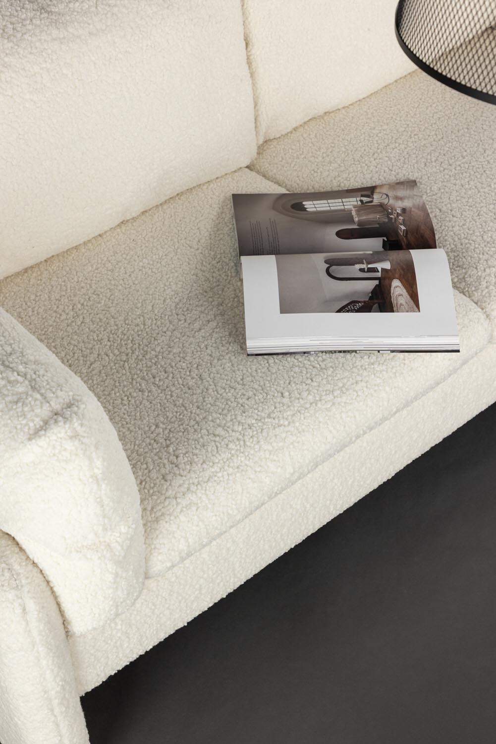 Vindel 2-Seat Sofa in Weiss präsentiert im Onlineshop von KAQTU Design AG. 2er Sofa ist von Venture Home