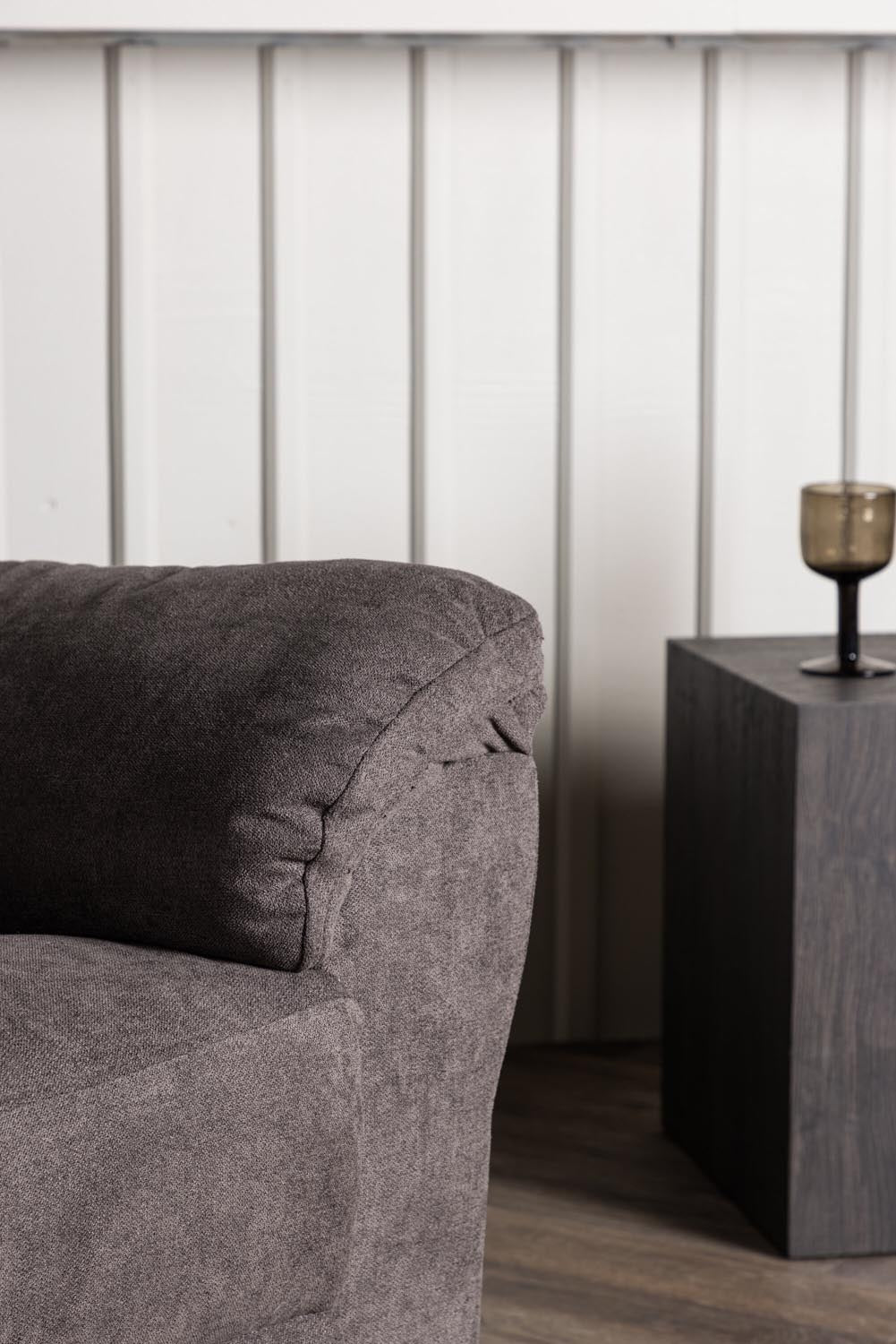 Taranto Sessel in Schwarz Braun präsentiert im Onlineshop von KAQTU Design AG. Sessel mit Armlehnen ist von Venture Home