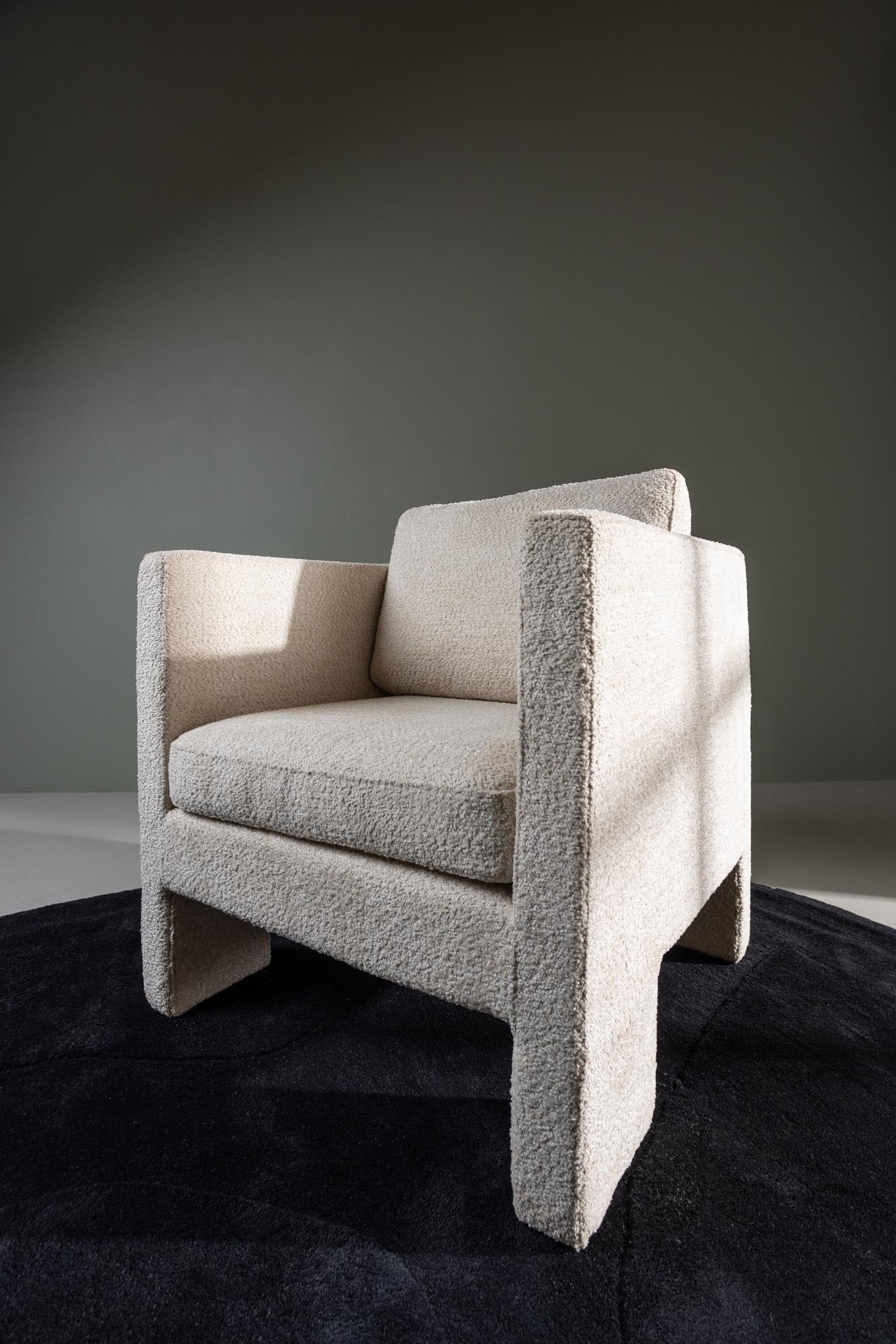 Entdecken Sie den Ragusa Sessel von Venture Home – ein stilvolles Möbelstück mit nordischem Design, hochwertigem Boulée-Stoff und optimalem Komfort.