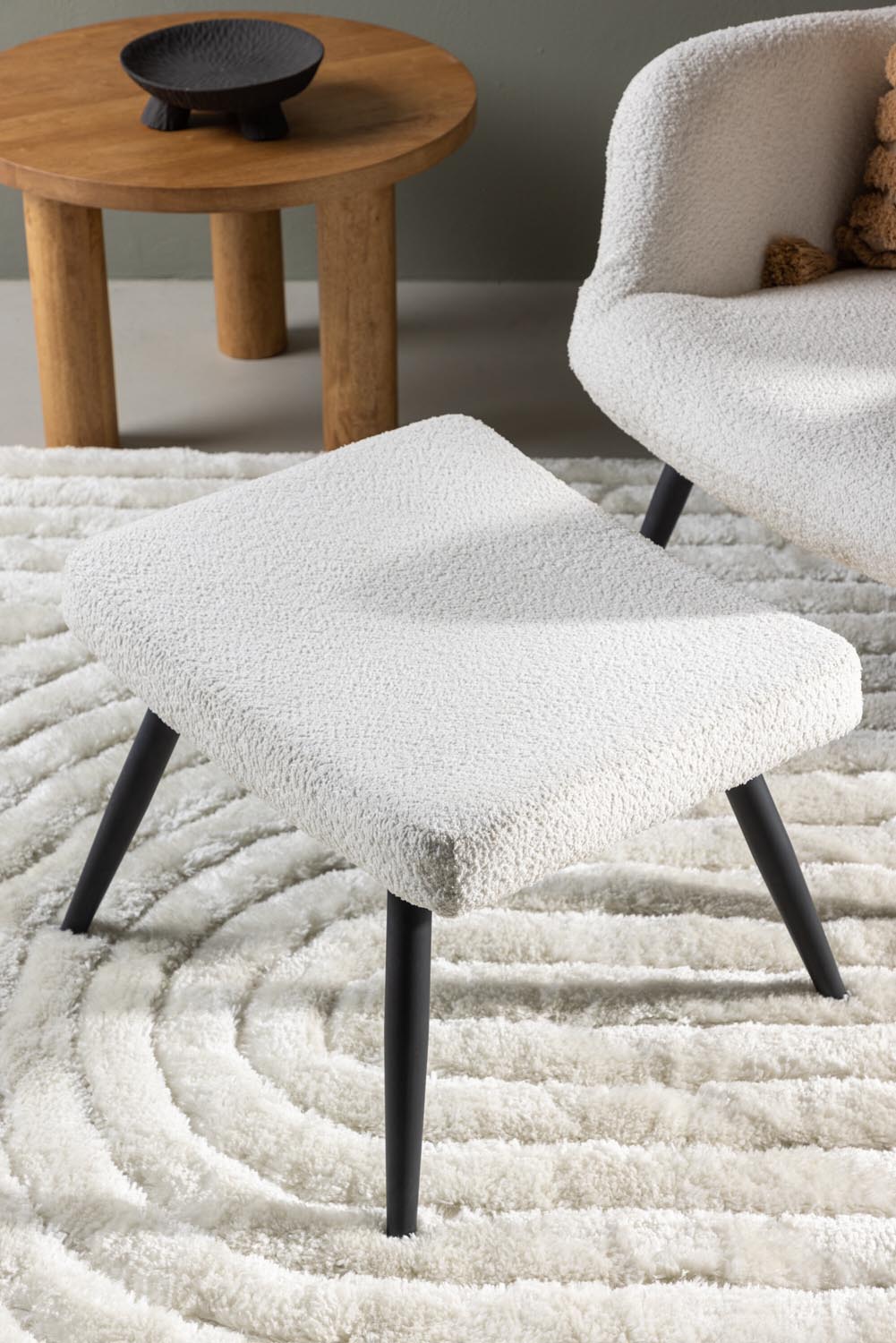 Como Sessel mit Ottoman in Weiss präsentiert im Onlineshop von KAQTU Design AG. Sessel mit Armlehnen ist von Venture Home