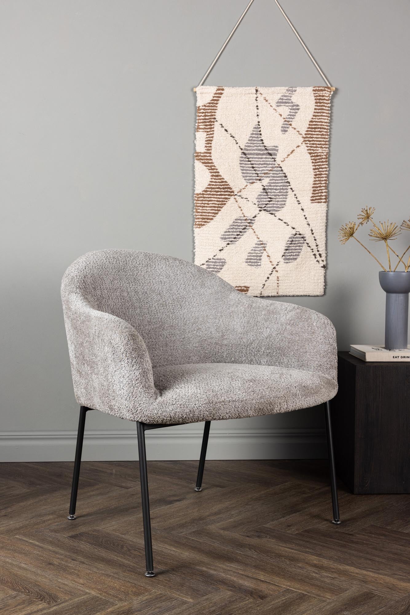 Gemütlicher Catania Sessel von Venture Home: Eleganter grauer Boulé-Stoff, schmale schwarze Metallbeine, ideal für modernes Wohnen. Maße: 85x80x88cm.