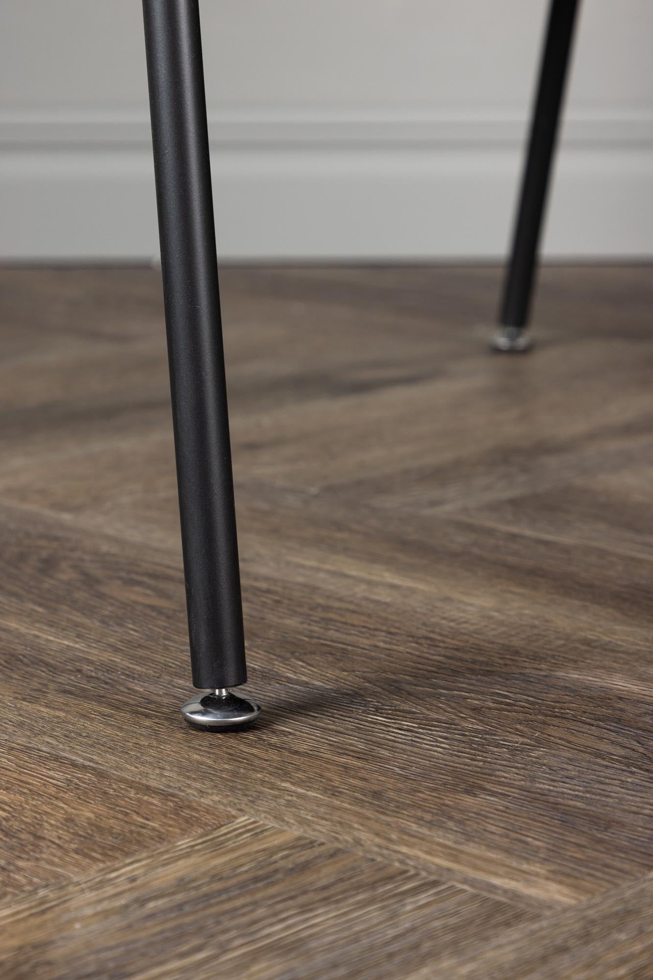 Entdecken Sie den Catania Sessel von Venture Home: Eleganter grauer Boulé-Stoff, ergonomisches Design und schicke schwarze Metallbeine. Ideal für Ihr modernes Zuhause!