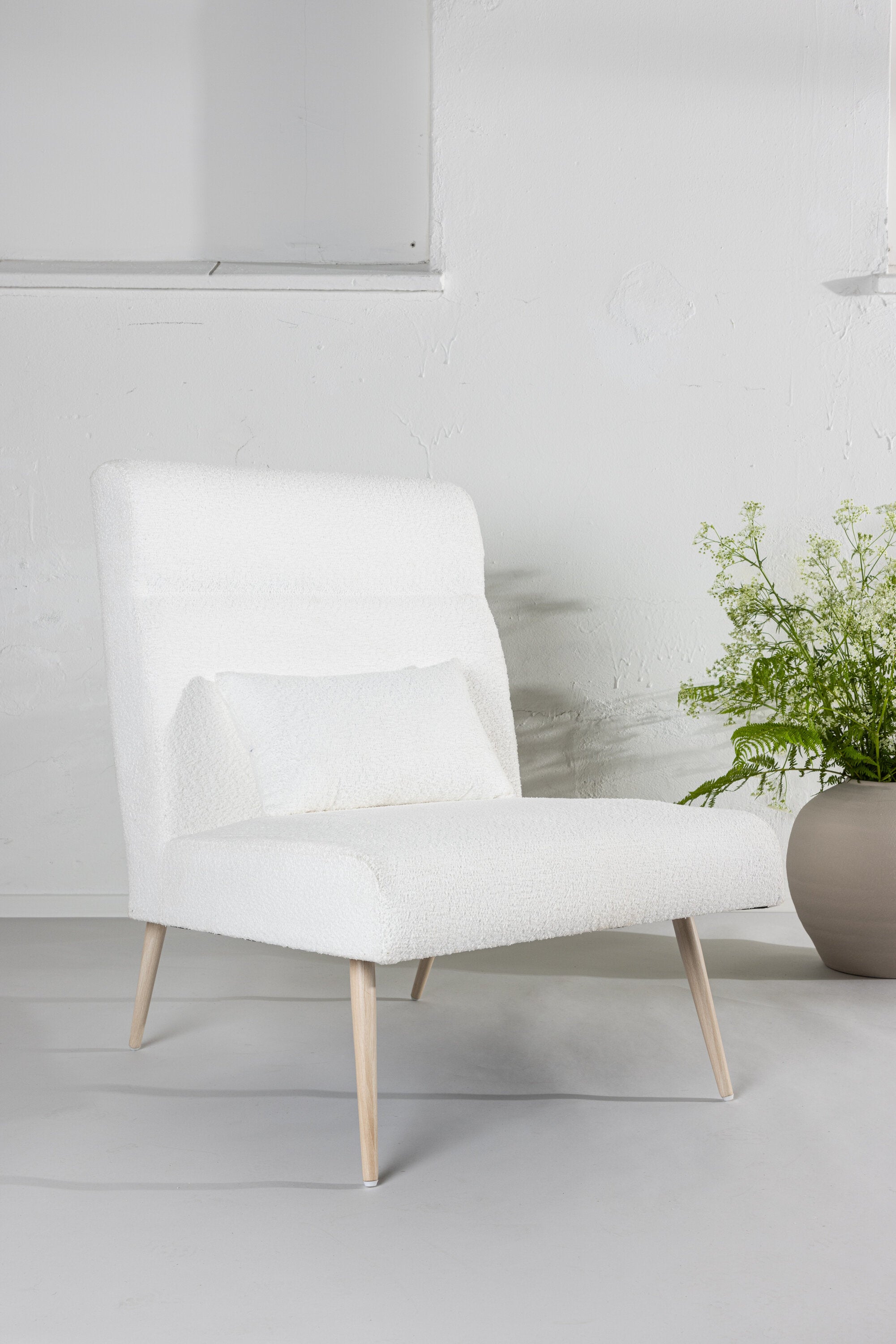 Bloom Sessel in Weiss präsentiert im Onlineshop von KAQTU Design AG. Sessel mit Armlehnen ist von Venture Home
