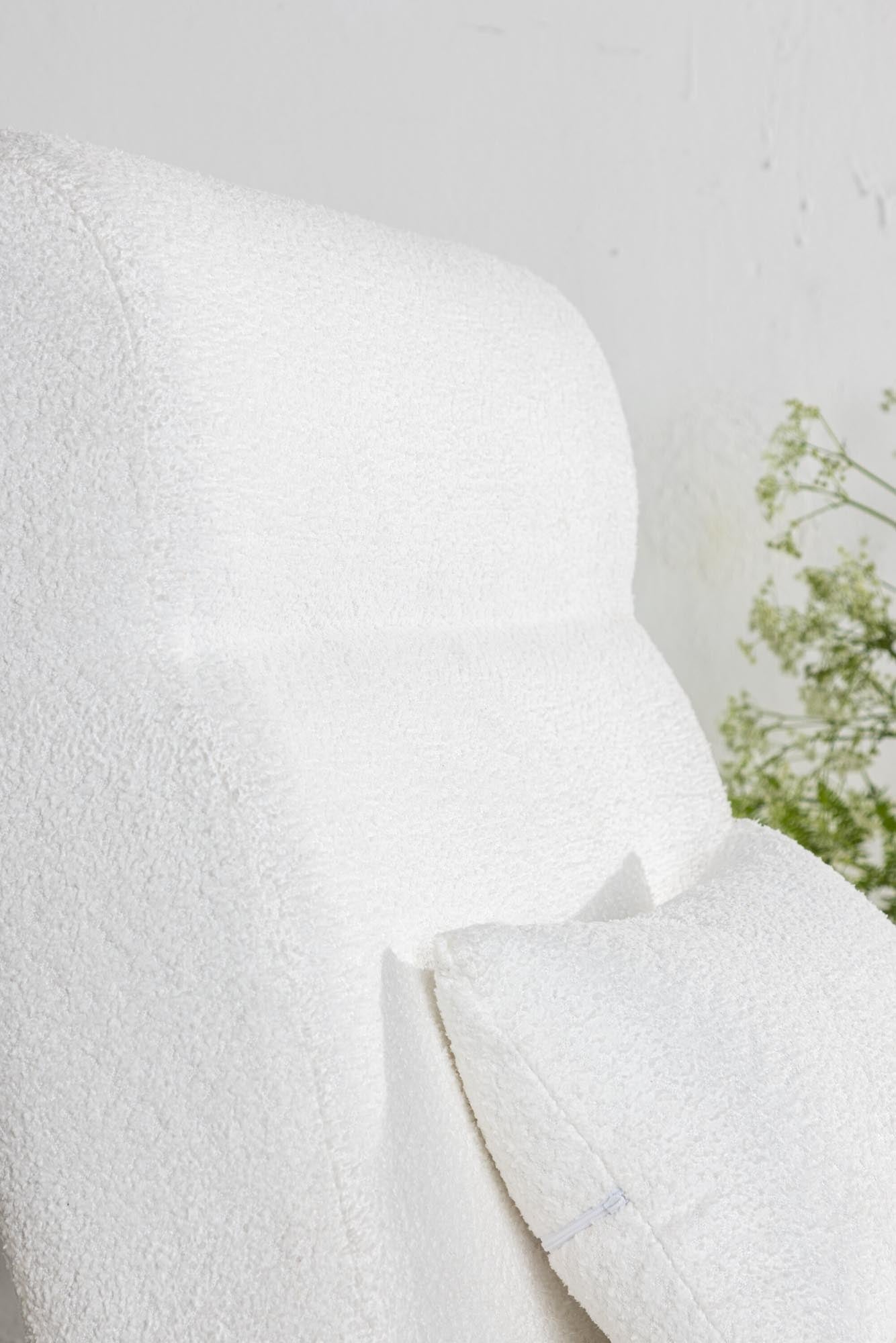 Entdecken Sie den Bloom Sessel von Venture Home: Minimalistisches Design, bequemer Teddystoff und stabile Holzbeine für stilvolle Wohnräume.