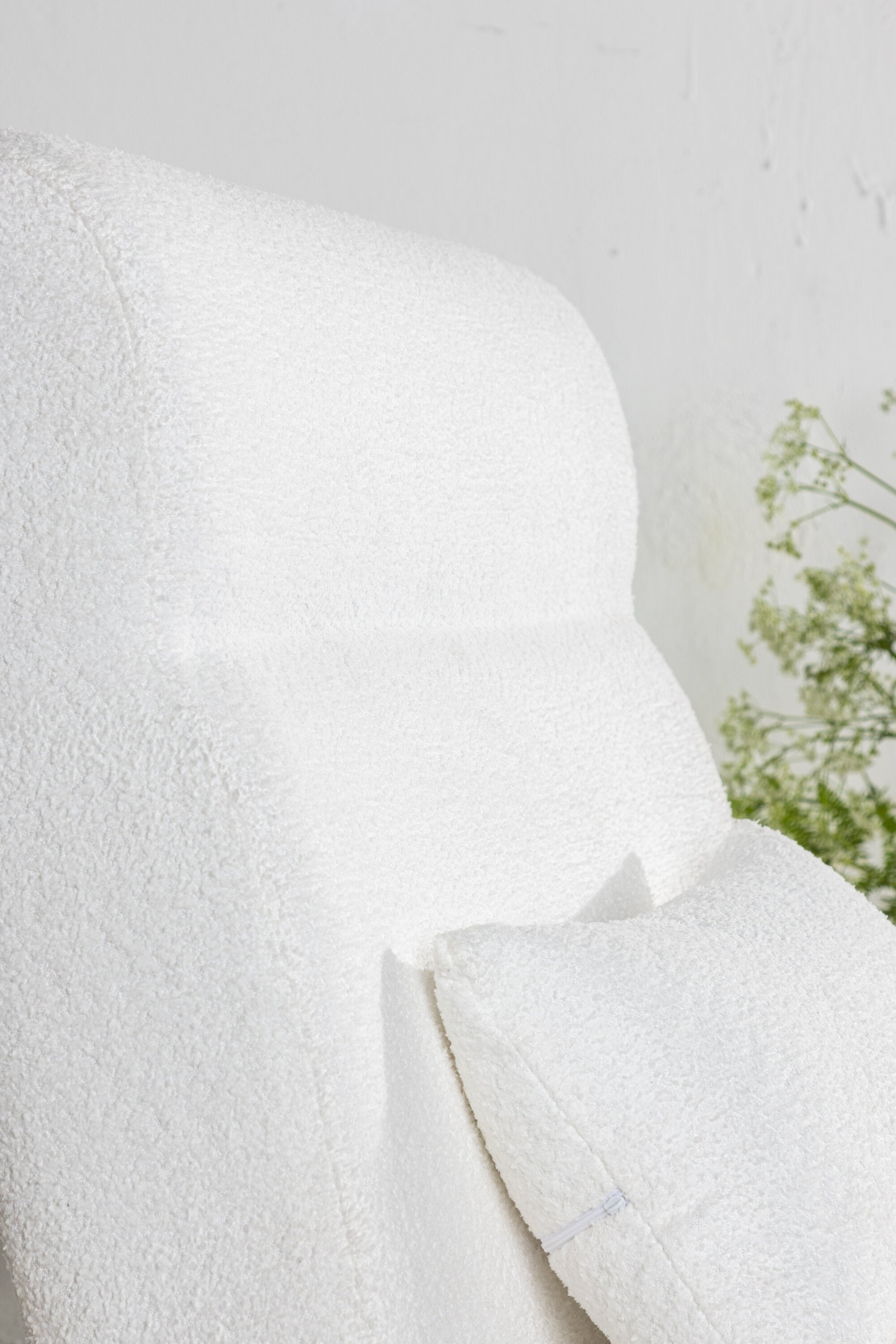 Bloom Sessel in Weiss präsentiert im Onlineshop von KAQTU Design AG. Sessel mit Armlehnen ist von Venture Home