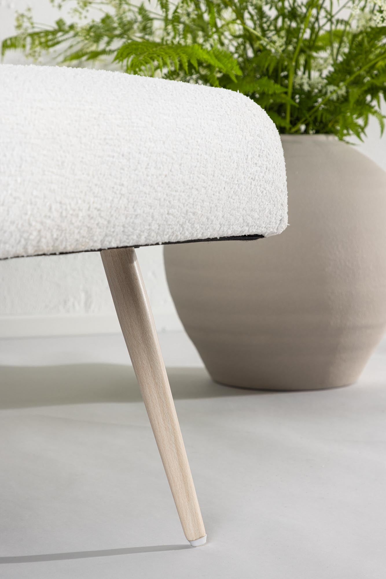 Erleben Sie den Bloom Sessel von Venture Home: Hochwertiger Teddystoff, skandinavisches Design und robuste Konstruktion für höchsten Komfort.