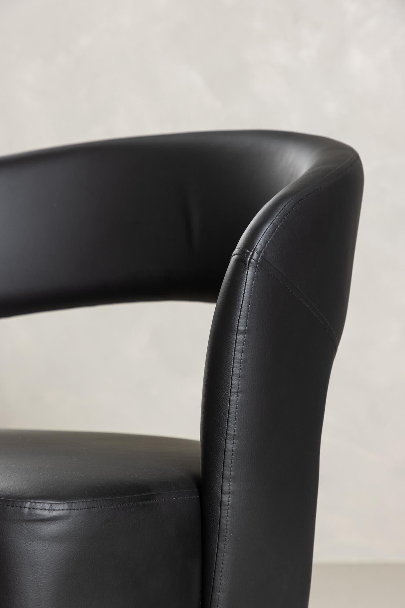 Eleganter Mundo Sessel aus schwarzem TP und Metall, stilvoll, langlebig, 75x71x78cm.