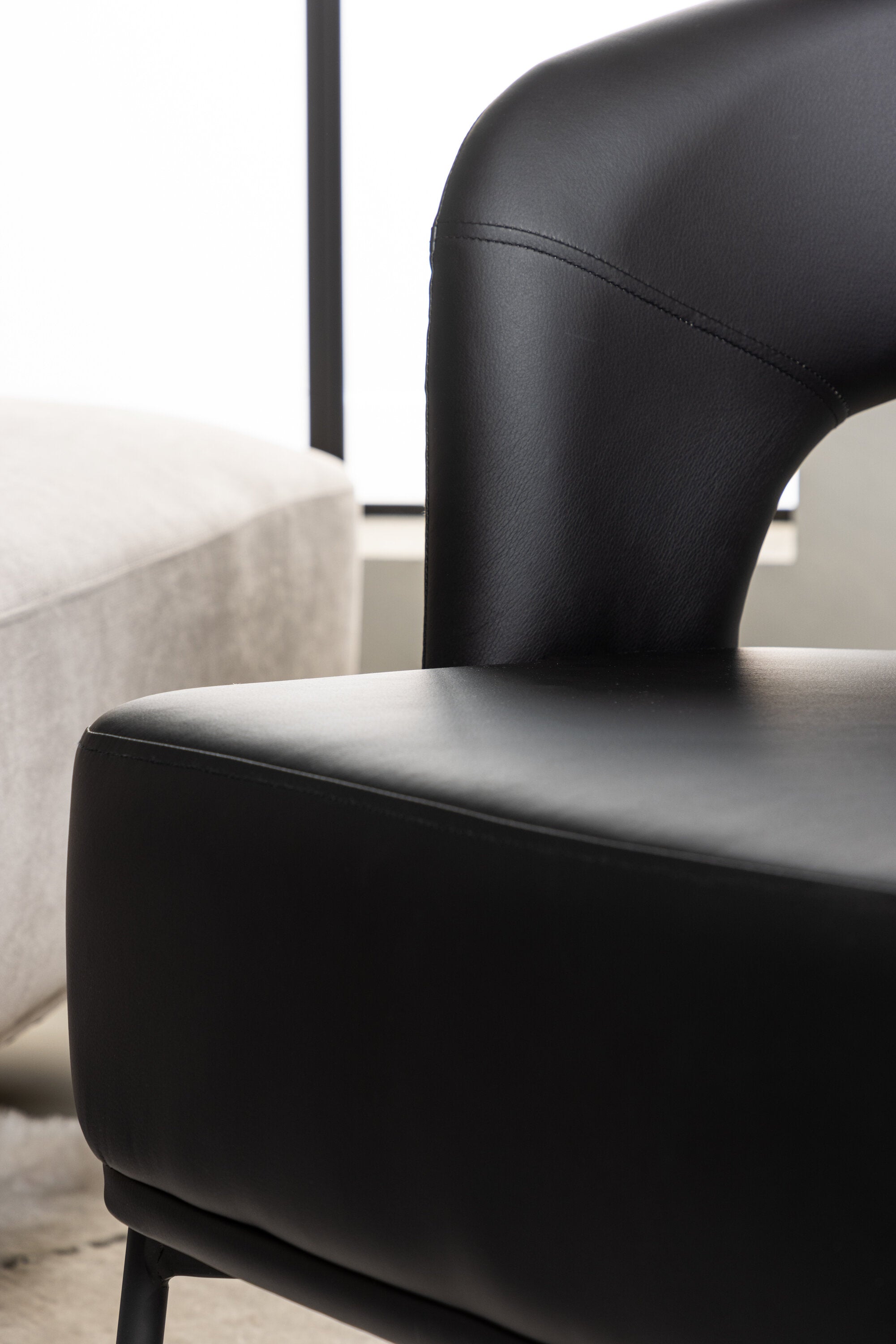 Mundo Sofa Sessel in Schwarz präsentiert im Onlineshop von KAQTU Design AG. Sessel mit Armlehnen ist von Venture Home
