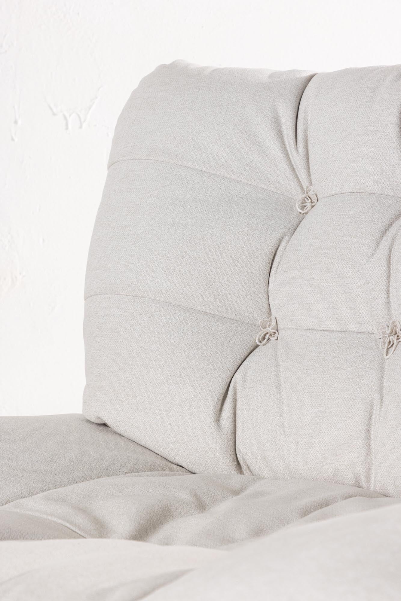 Florens Sessel in Cremefarben präsentiert im Onlineshop von KAQTU Design AG. Sessel mit Armlehnen ist von Venture Home