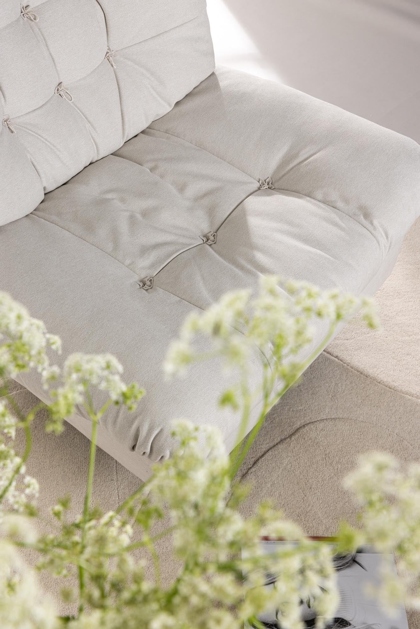 Florens Sessel in Cremefarben präsentiert im Onlineshop von KAQTU Design AG. Sessel mit Armlehnen ist von Venture Home
