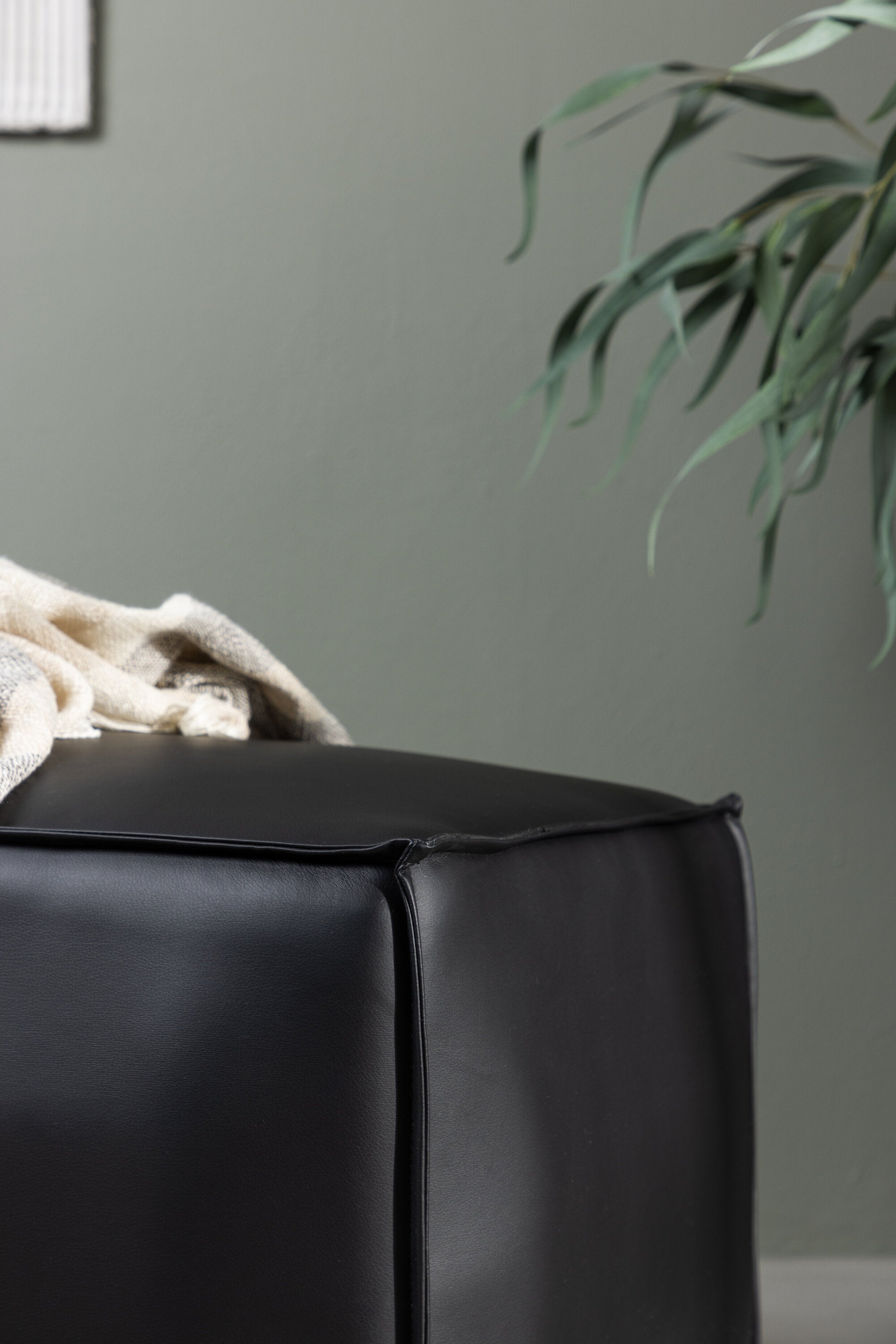 Palmero Hocker in Schwarz präsentiert im Onlineshop von KAQTU Design AG. Pouf ist von Venture Home