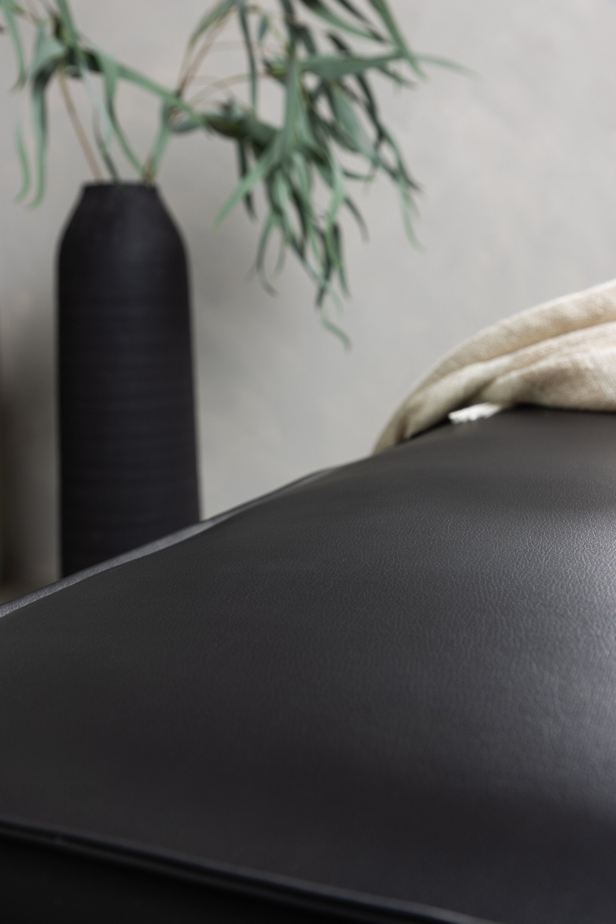 Palmero Hocker in Schwarz präsentiert im Onlineshop von KAQTU Design AG. Pouf ist von Venture Home