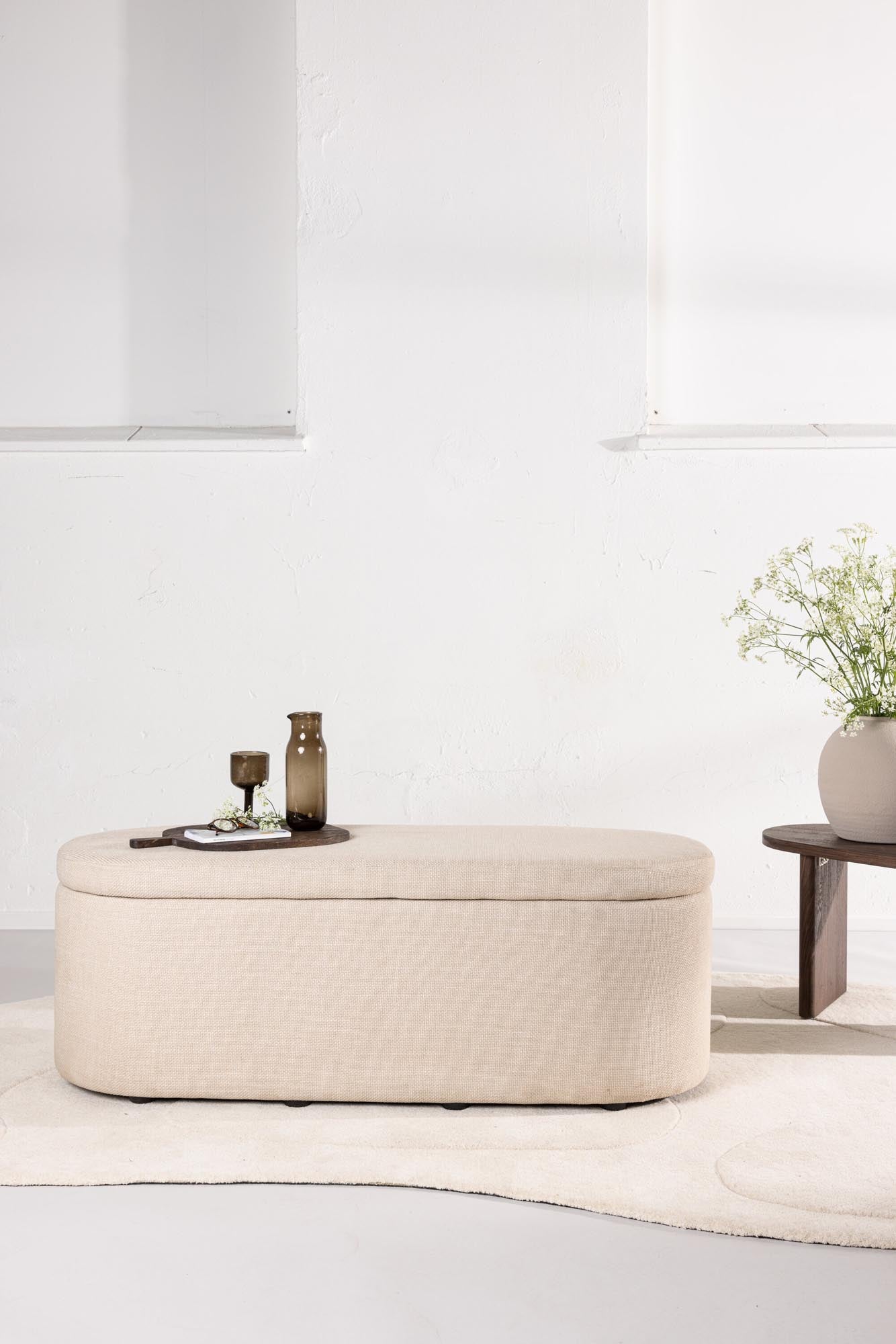 Potenza Ottoman von Venture Home: Stilvolles, ovales Möbelstück mit praktischer Aufbewahrung und bequemer Polsterung für jedes Zuhause.