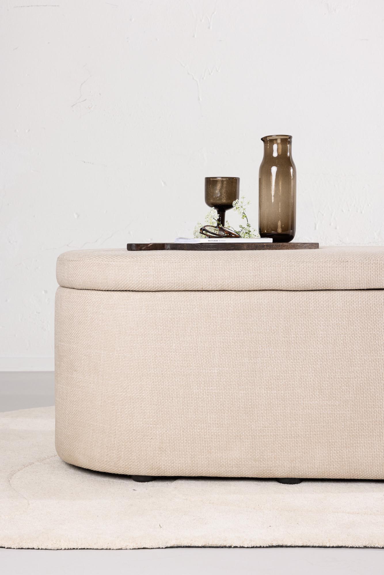 Entdecken Sie den Potenza Ottoman von Venture Home: Elegantes, ovales Design, hochwertige Materialien und praktische Aufbewahrung für Ihr Zuhause.