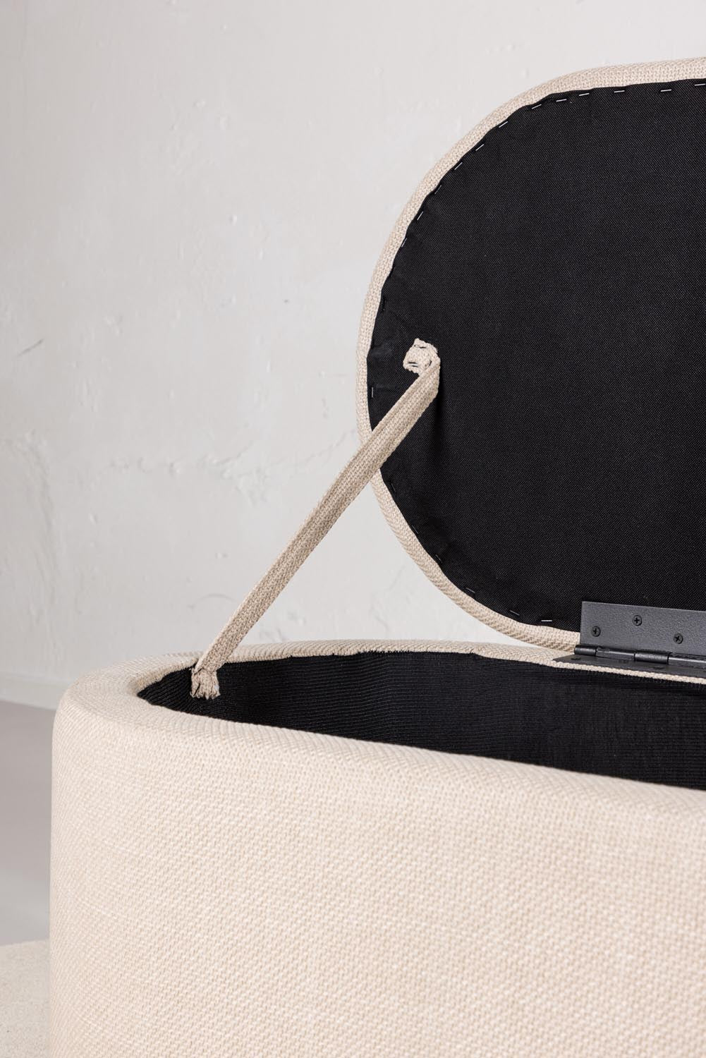 Potenza Ottoman in Cremefarben präsentiert im Onlineshop von KAQTU Design AG. Ottoman ist von Venture Home