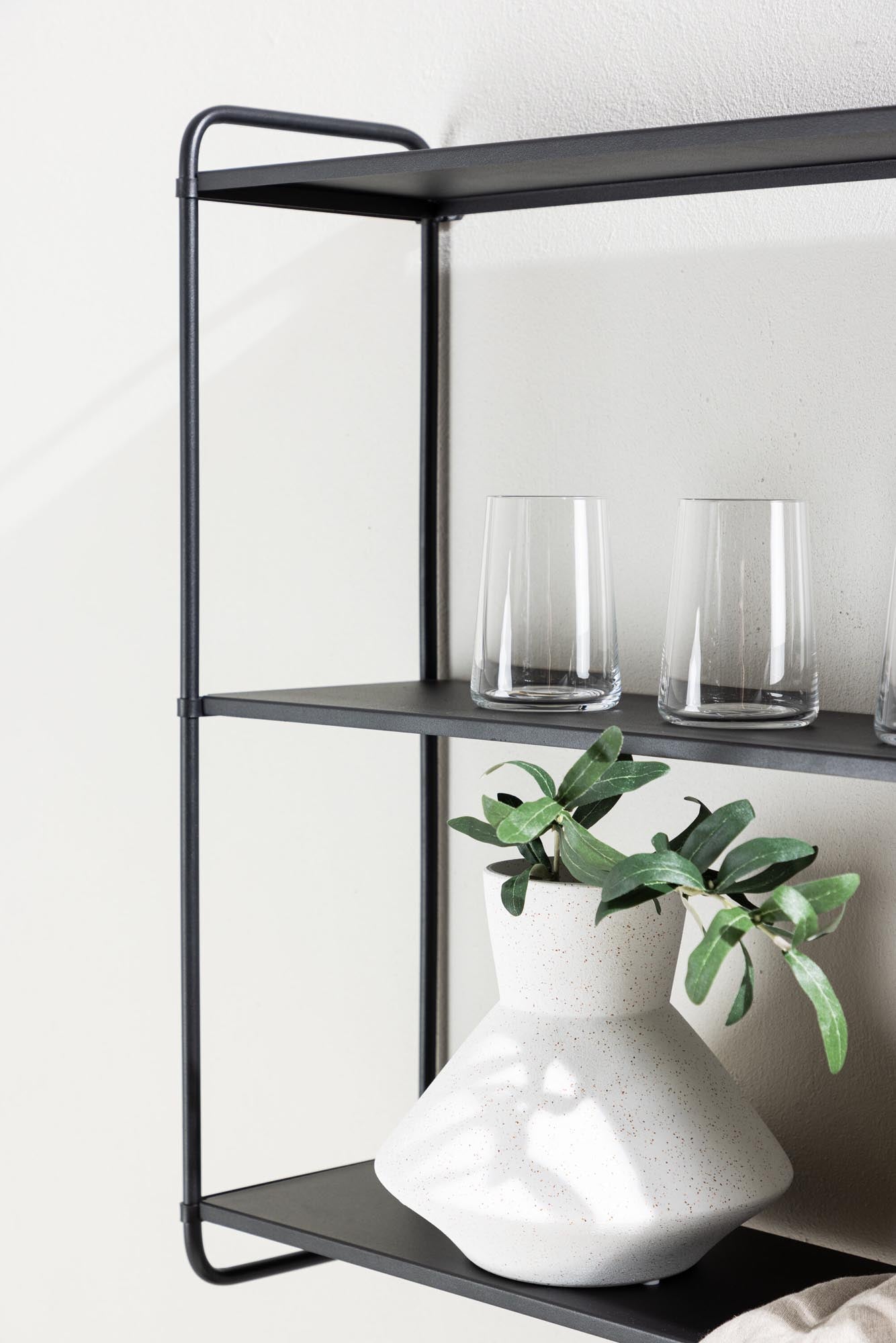 Elegantes Lyon Regal von Venture Home für stilvolle Raumgestaltung.