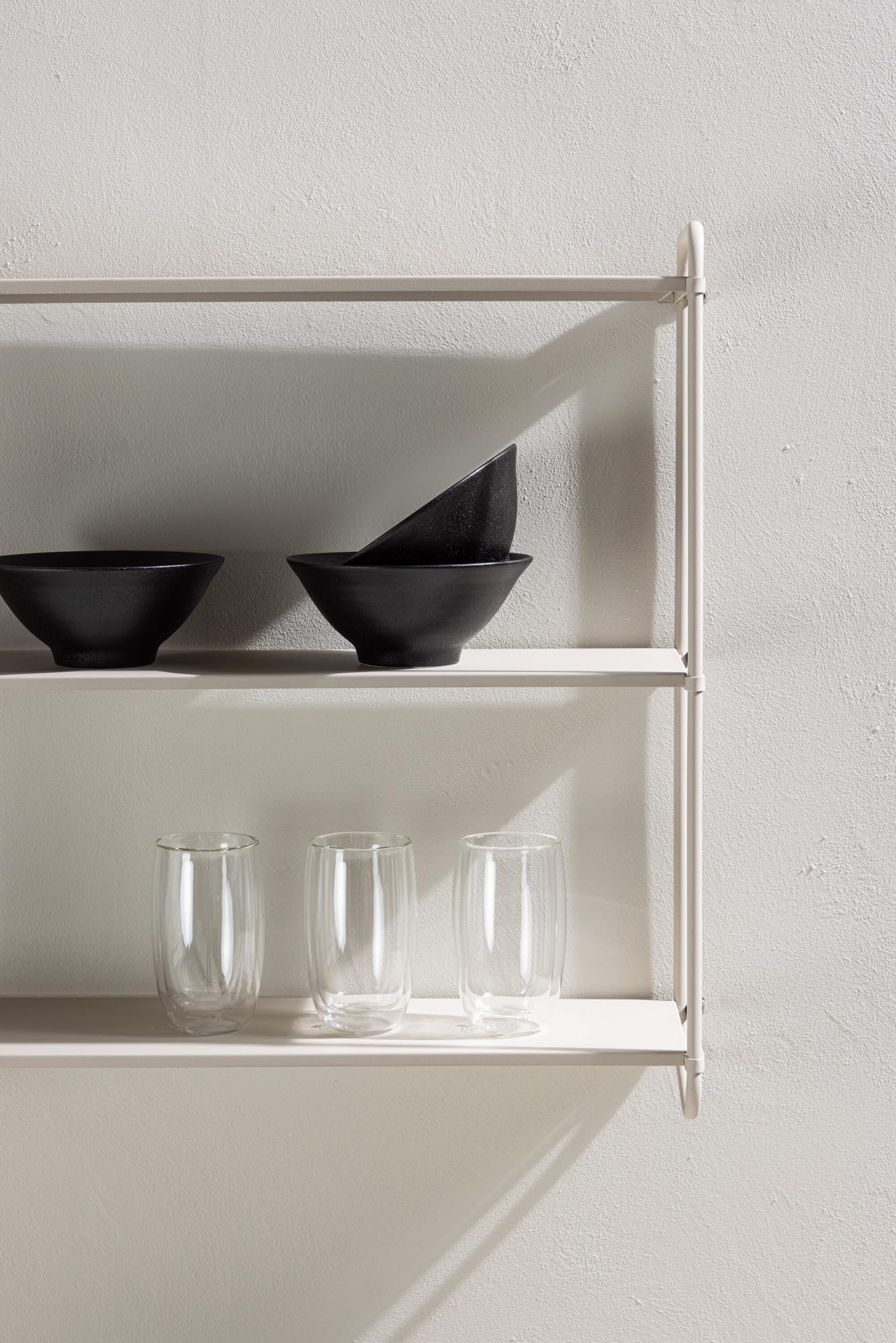 Lyon Regal: Elegante Aufbewahrung mit skandinavischem Flair.