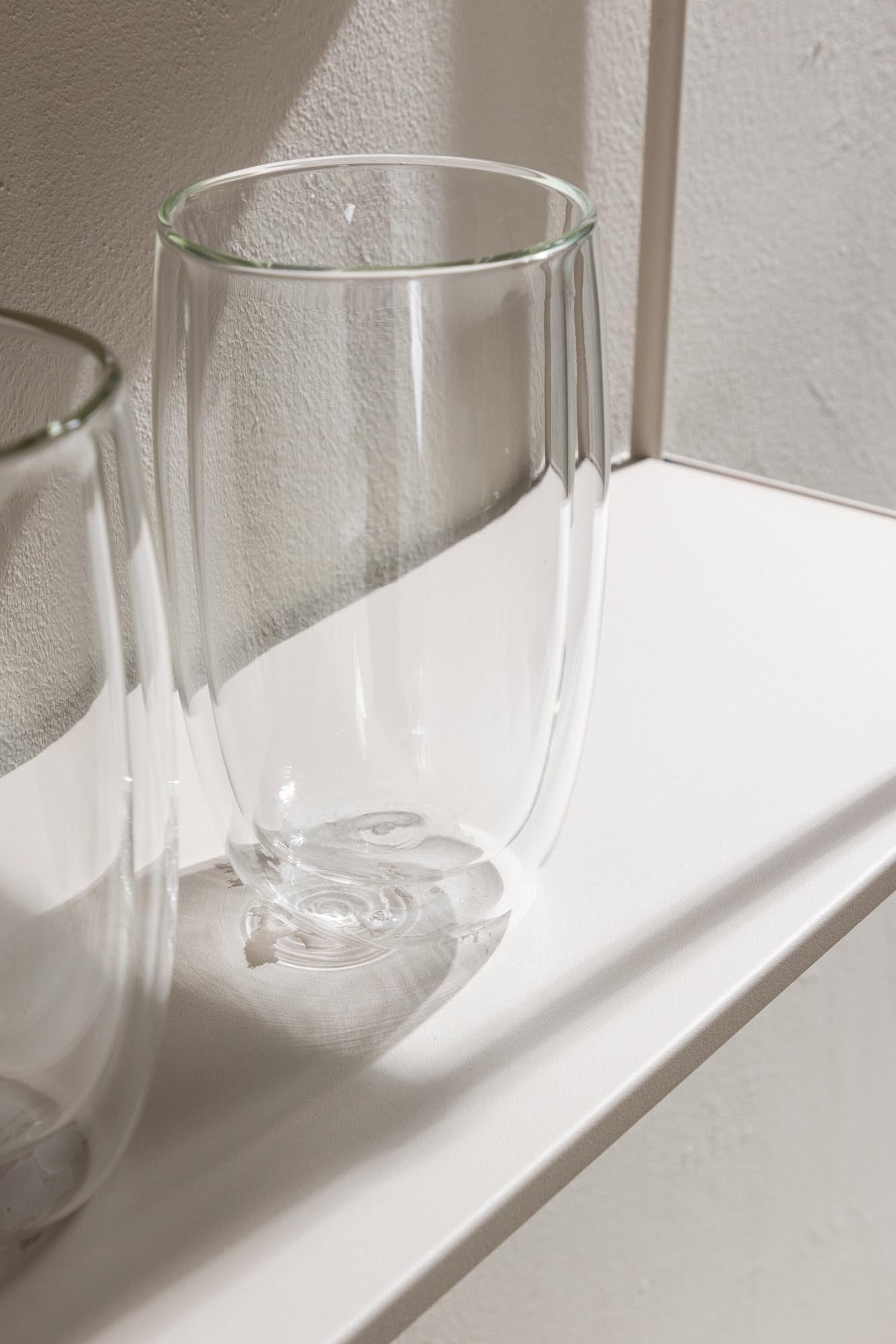 Lyon Regal: Stilvolles Eisenregal für Ihre Schätze, mit drei geräumigen Ablagen für Bücher, Pflanzen und mehr.