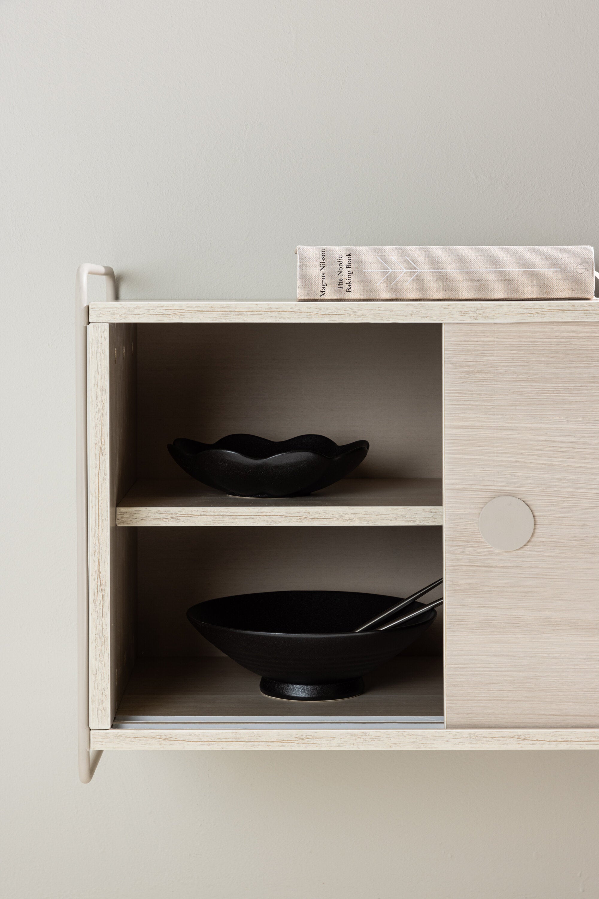 Paris Wandregal in Beige/ WeissgewEschen präsentiert im Onlineshop von KAQTU Design AG. Wandregal ist von Venture Home