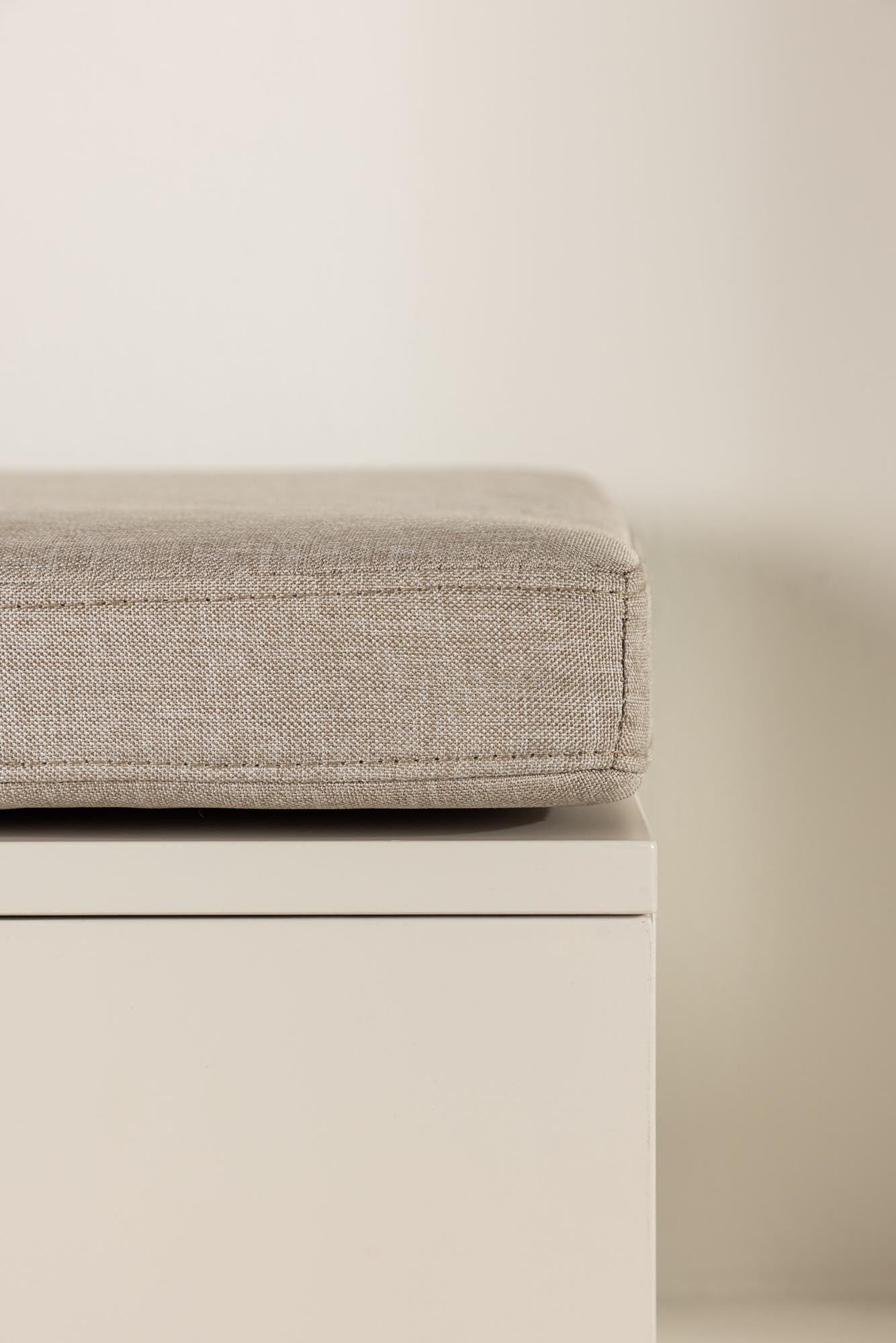 Komfortable Nice Kissenbank von Venture Home für stilvolles Wohnen.