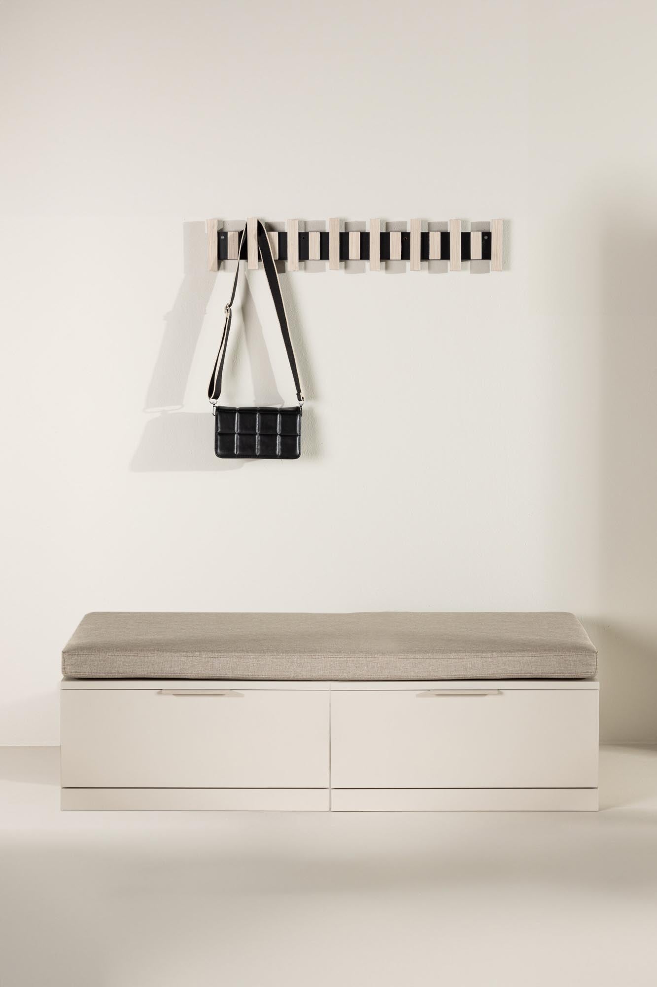 Elegante Nice Kissenbank für moderne Wohnräume von Venture Home.