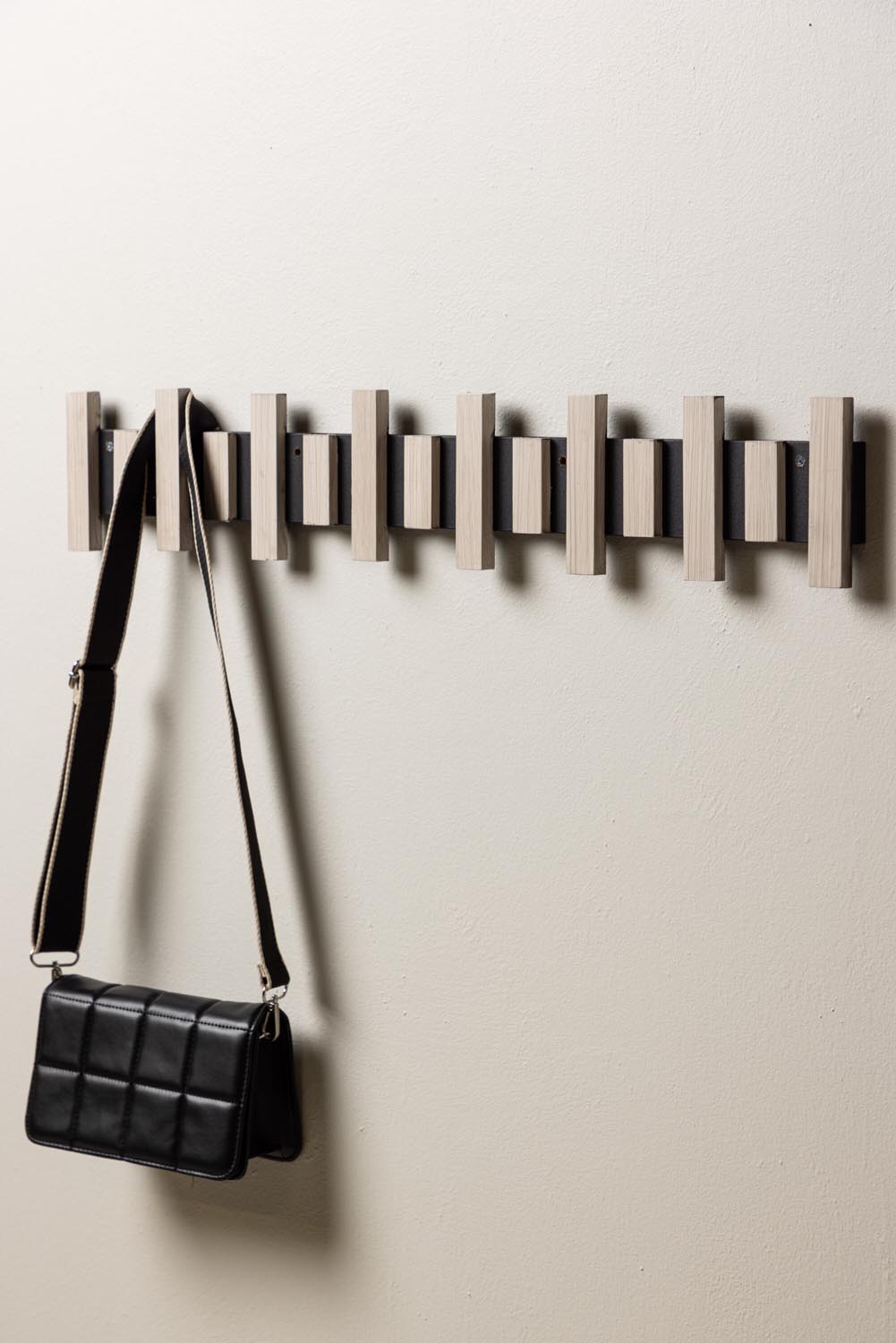 Nimes Hänger in Schwarz/ Weisswäsche präsentiert im Onlineshop von KAQTU Design AG. Kleiderbügler ist von Venture Home