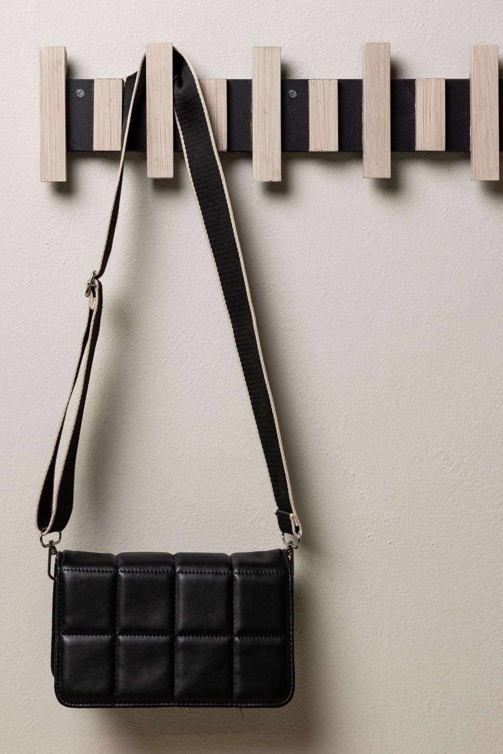 Nimes Hänger in Schwarz/ Weisswäsche präsentiert im Onlineshop von KAQTU Design AG. Kleiderbügler ist von Venture Home