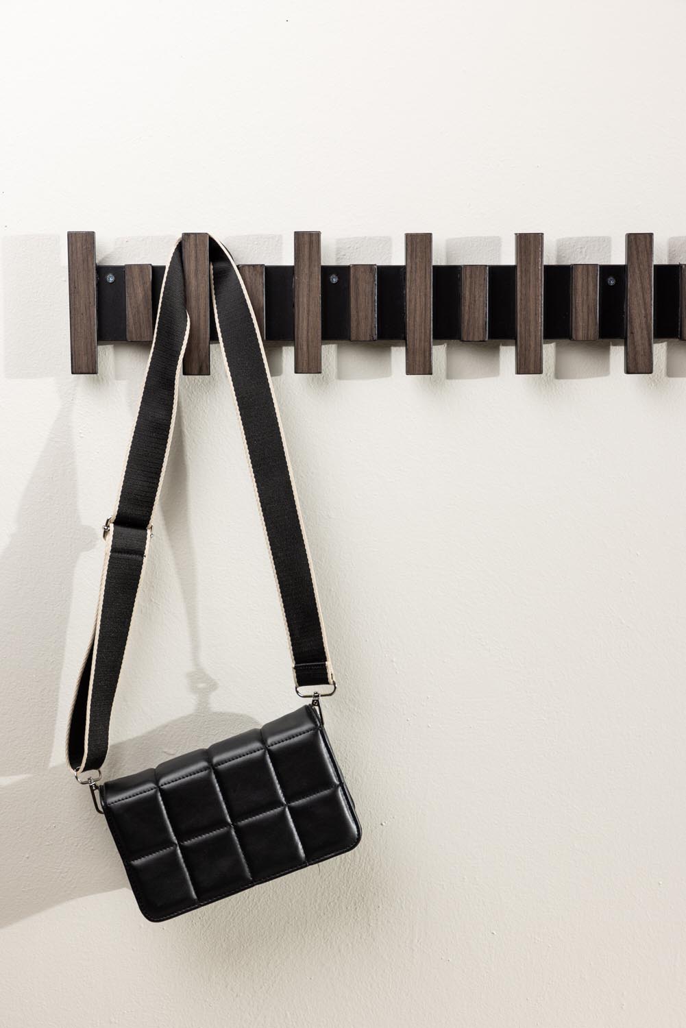 Nimes Hänger in Schwarz/Mokka präsentiert im Onlineshop von KAQTU Design AG. Kleiderbügler ist von Venture Home