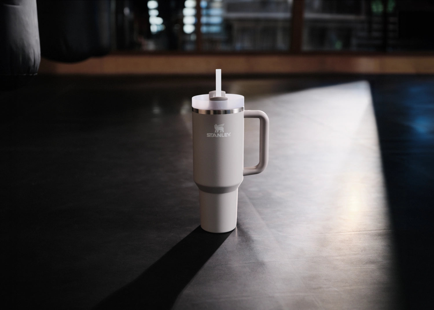 Stylische Stanley Trinkflasche Quencher FlowState 1.18l in elegantem Ash-Grau, ideal für unterwegs und im Alltag.