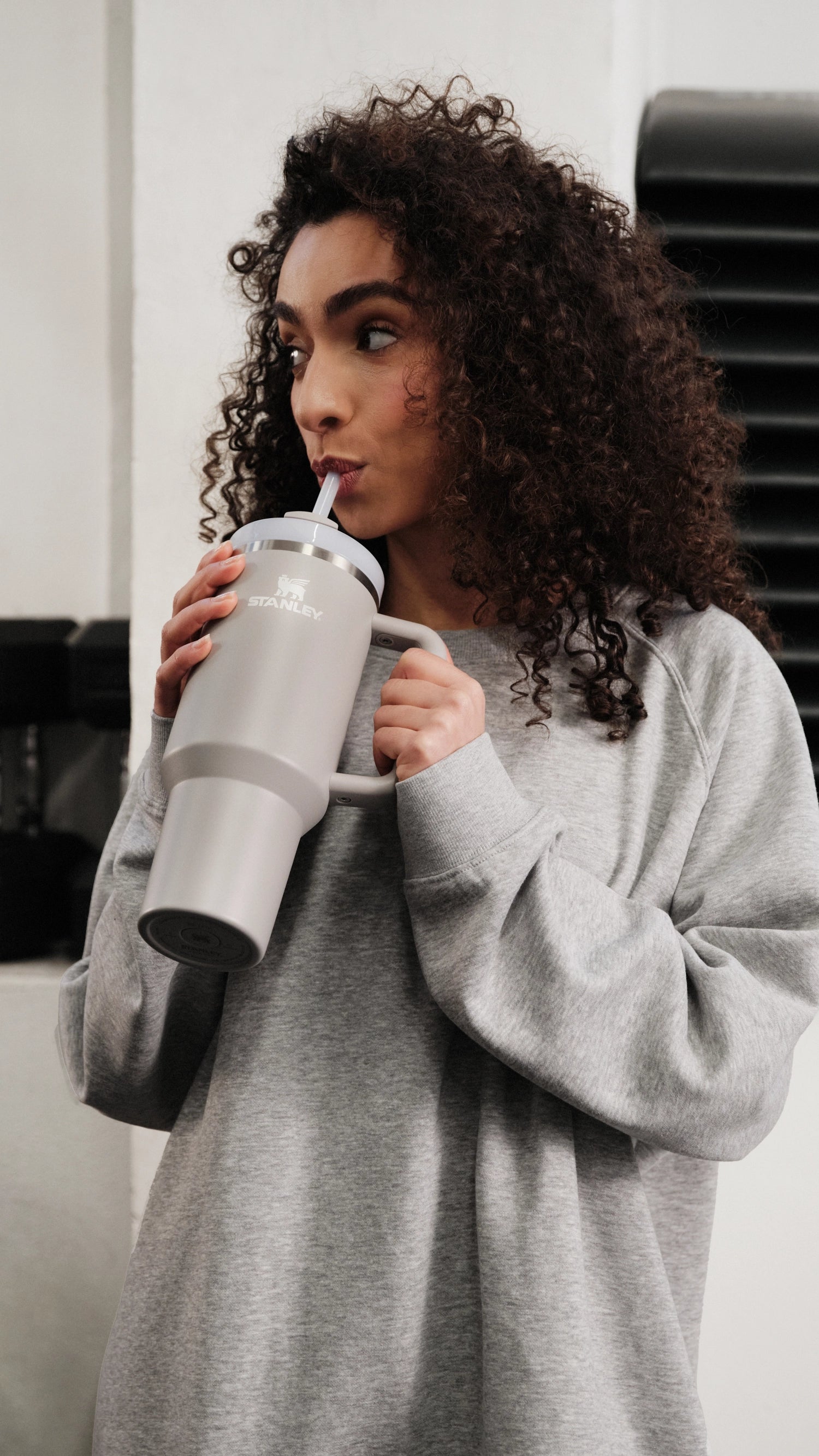 Stylische Stanley Quencher FlowState Trinkflasche in elegantem Ash-Grau, ideal für unterwegs und aktive Abenteuer mit 1,18 l Volumen.