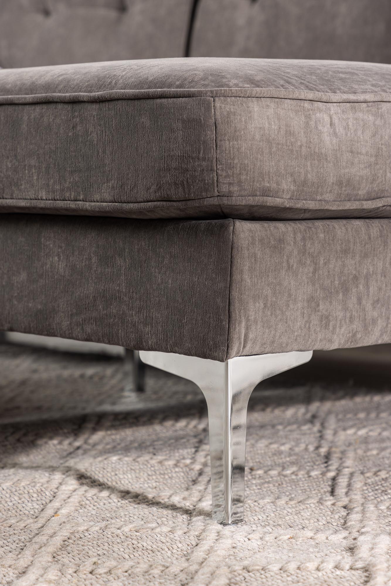 Entdecken Sie das Remis 3 Sitzer Sofa von Venture Home – stilvolles Design, hervorragender Komfort und einladende Atmosphäre für Ihr Zuhause.