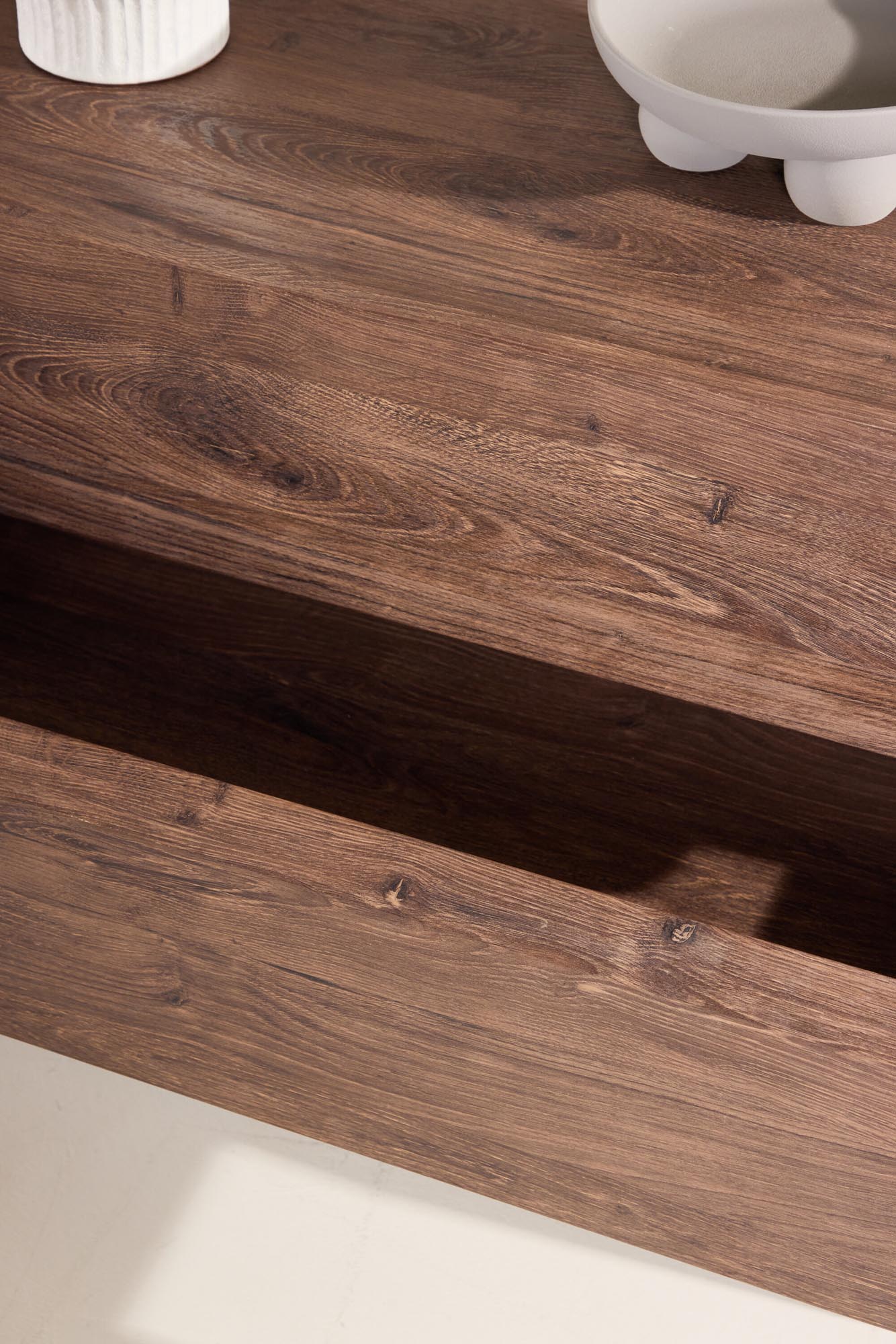 Eleganter Nachttisch von Venture Home, ideal für moderne Schlafzimmer, mit stilvollem Design und funktionalem Stauraum.