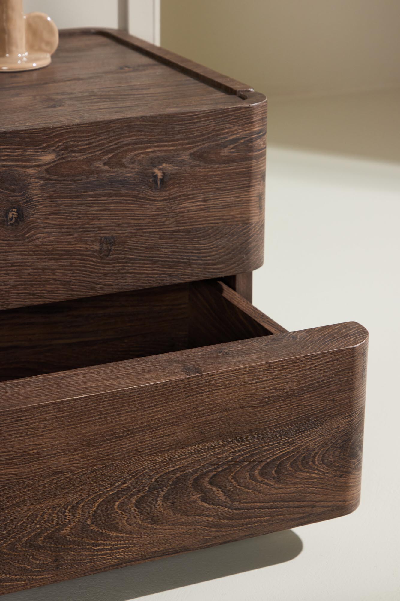 Eleganter Nachttisch von Venture Home, ideal für stilvolle Schlafzimmer, mit praktischem Stauraum und modernem Design.