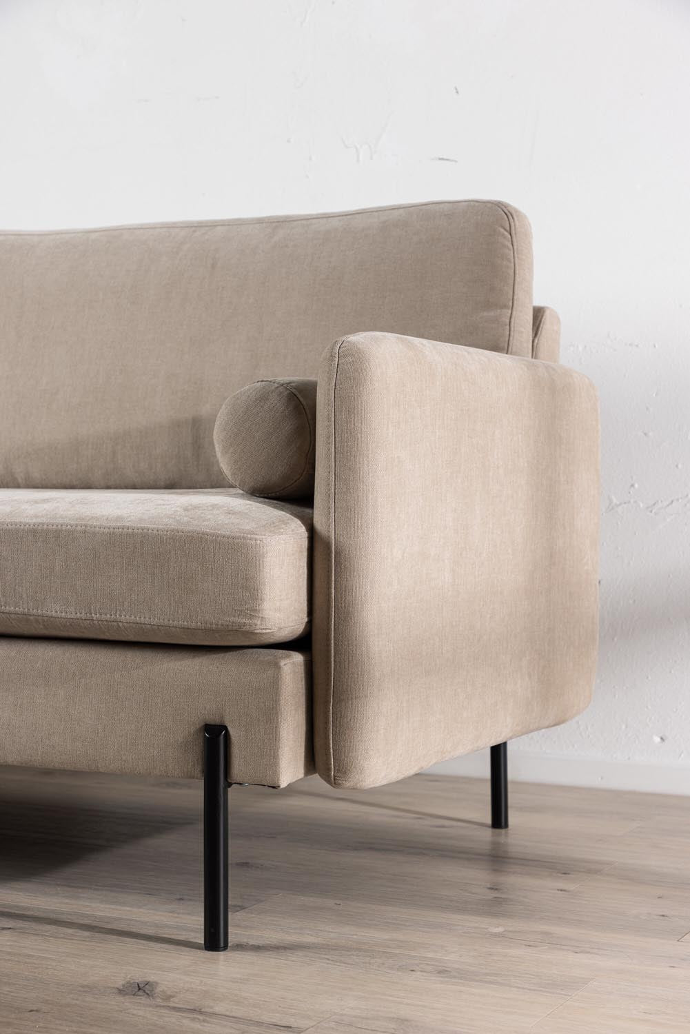 Antibes 3 Sitzer Sofa in Beige präsentiert im Onlineshop von KAQTU Design AG. 2er Sofa ist von Venture Home
