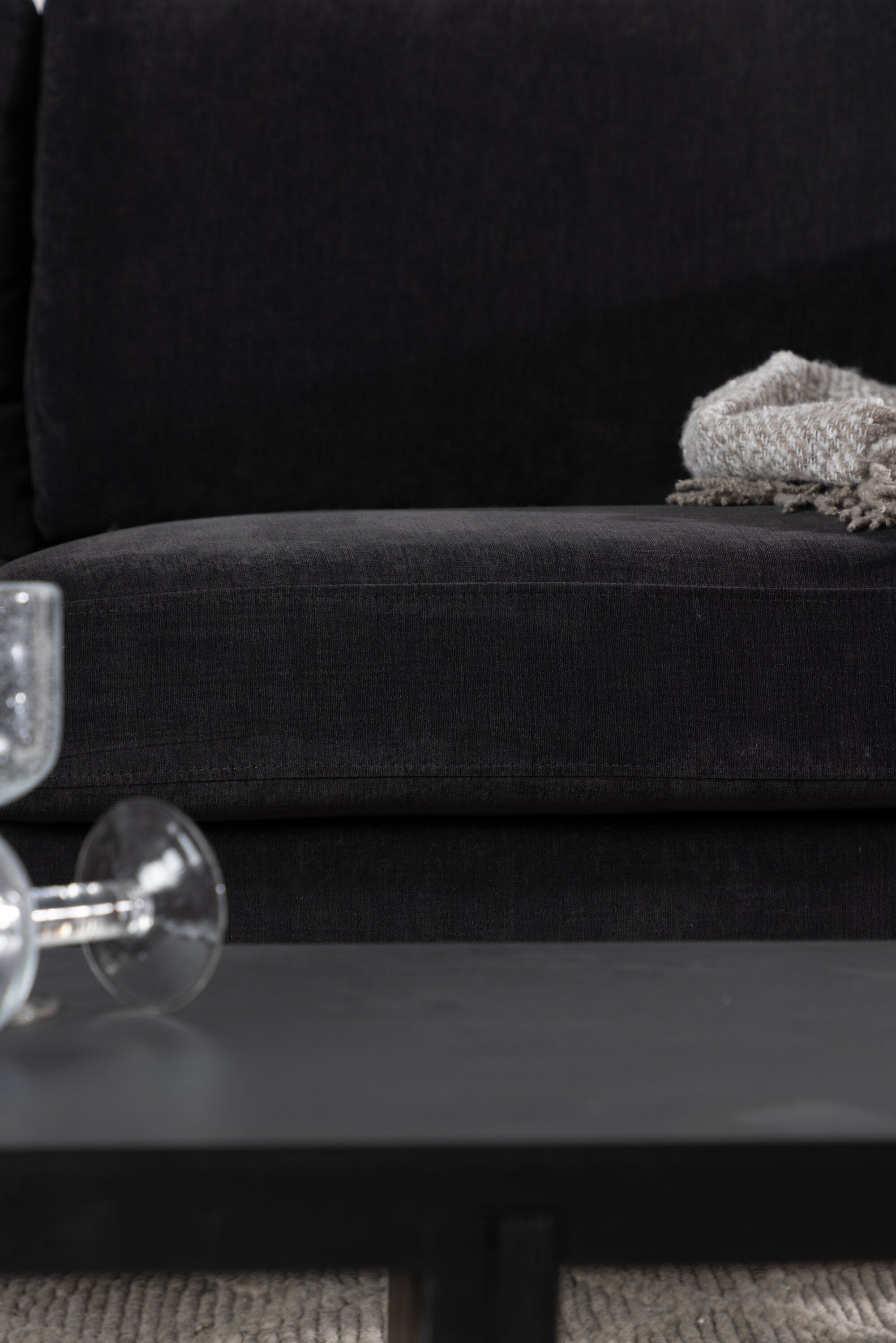 Antibes 3 Sitzer Sofa in Dunkelgrau präsentiert im Onlineshop von KAQTU Design AG. 2er Sofa ist von Venture Home