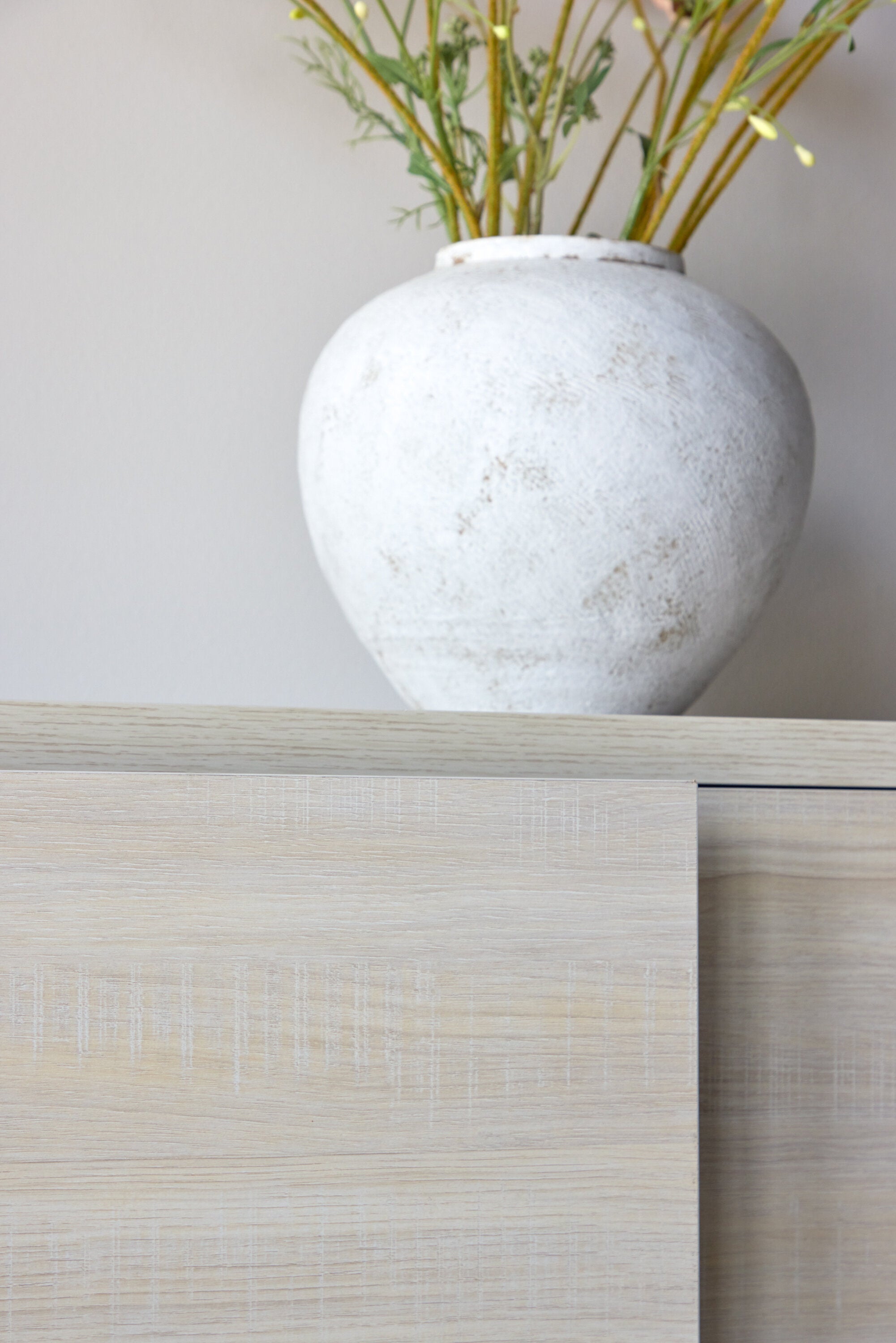 Nomi TV-Sideboard in Whitewash präsentiert im Onlineshop von KAQTU Design AG. TV-Möbel ist von Venture Home