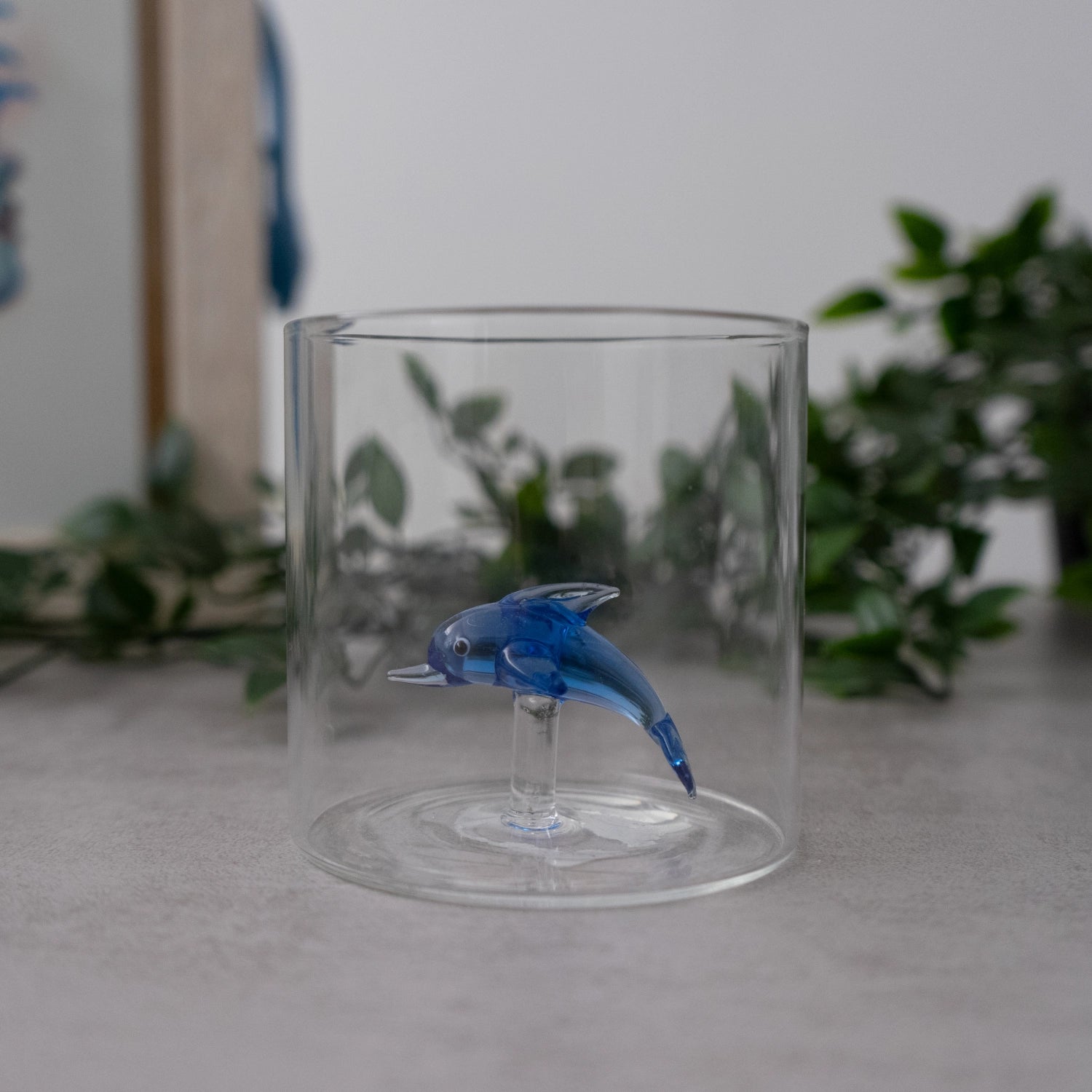 Elegantes 250ml Borosilikatglas mit Delfin-Motiv, ideal für stilvolles Trinken. Hochwertige Verarbeitung von Easy Life.