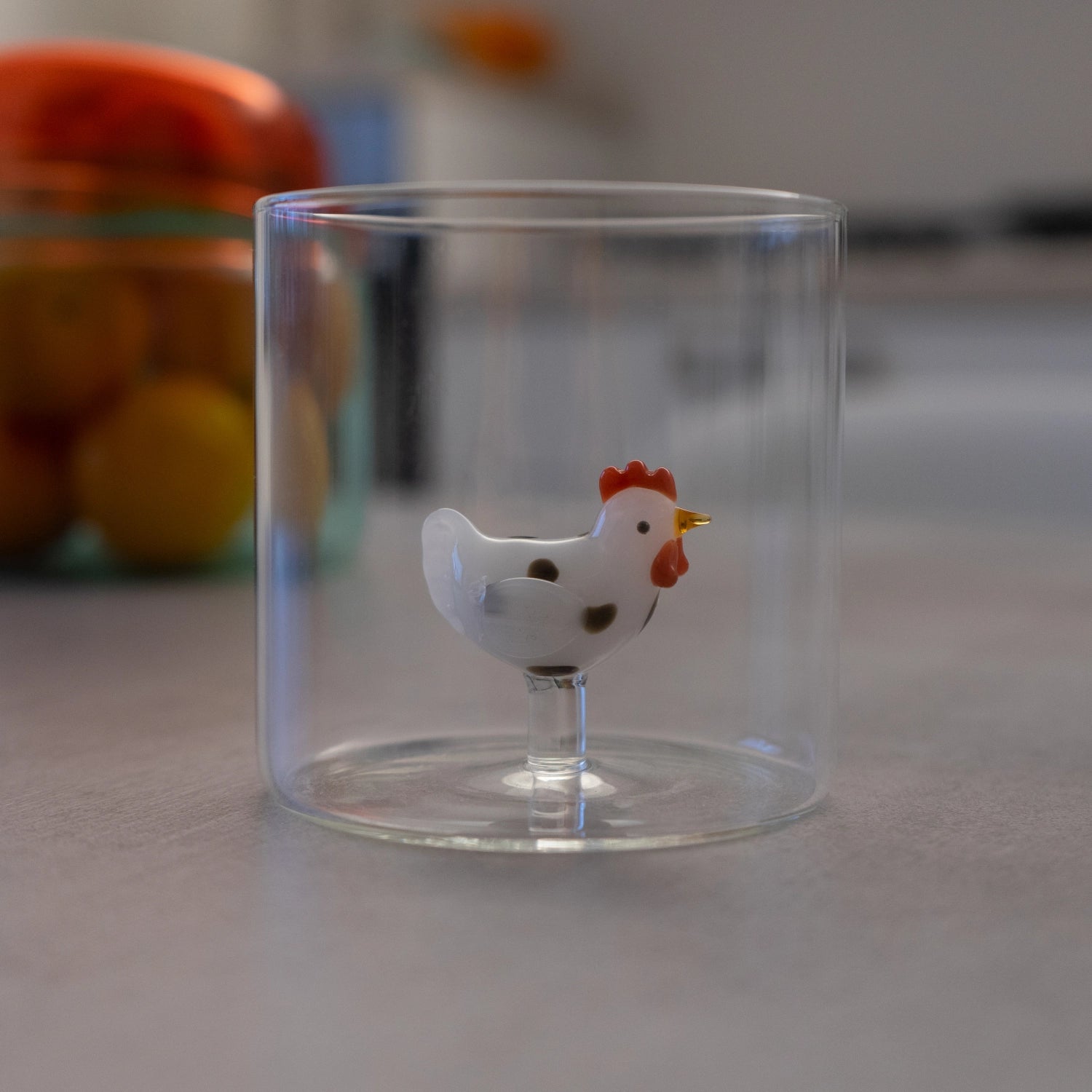 Elegantes Borosilikatglas mit 250ml Fassungsvermögen, verziert mit einem charmanten weißen Huhn, ideal für stilvolles Trinken.