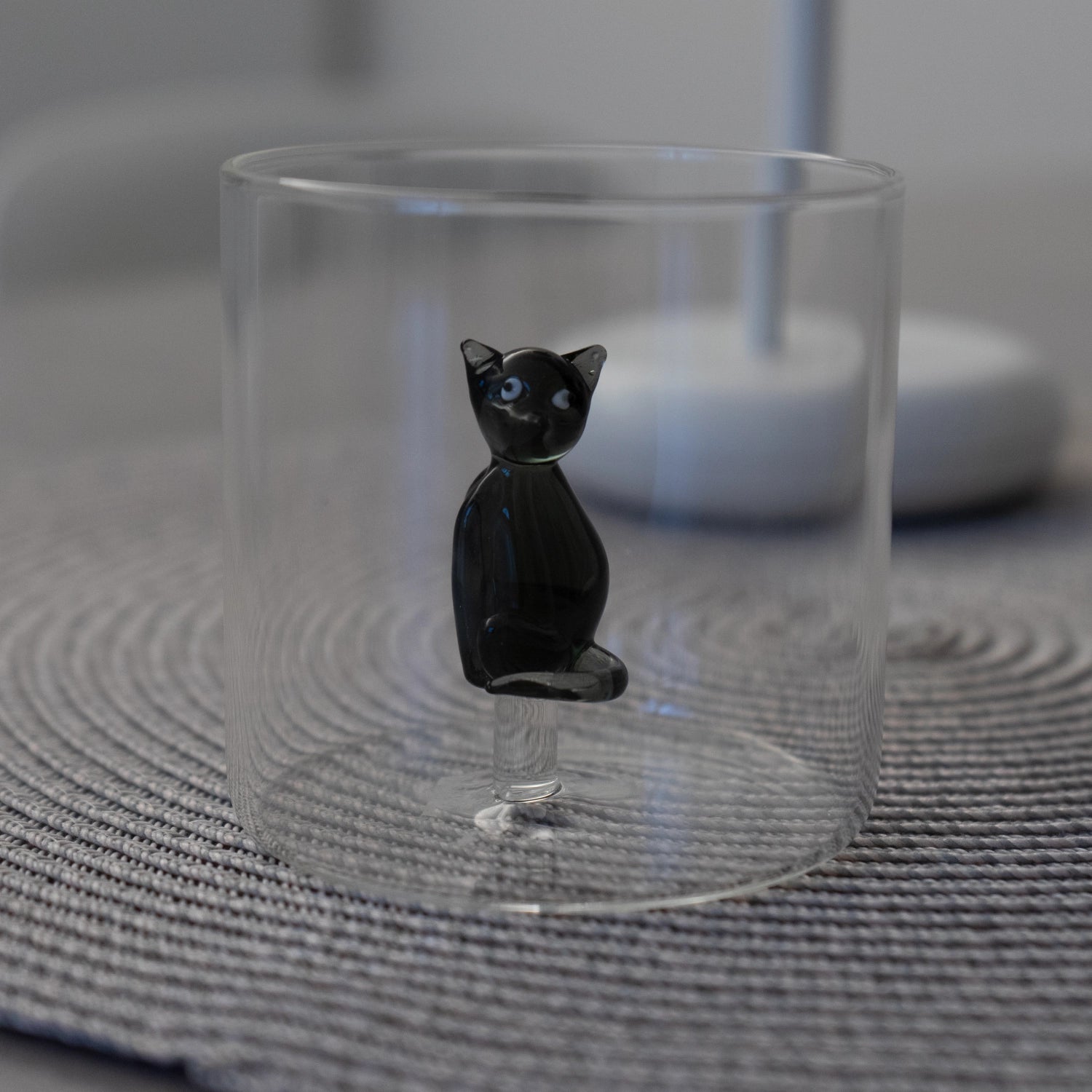 Elegantes 250ml Trinkglas aus Borosilikat mit niedlichem Katzenmotiv, ideal für Tierliebhaber und stilvolle Getränkepräsentation.