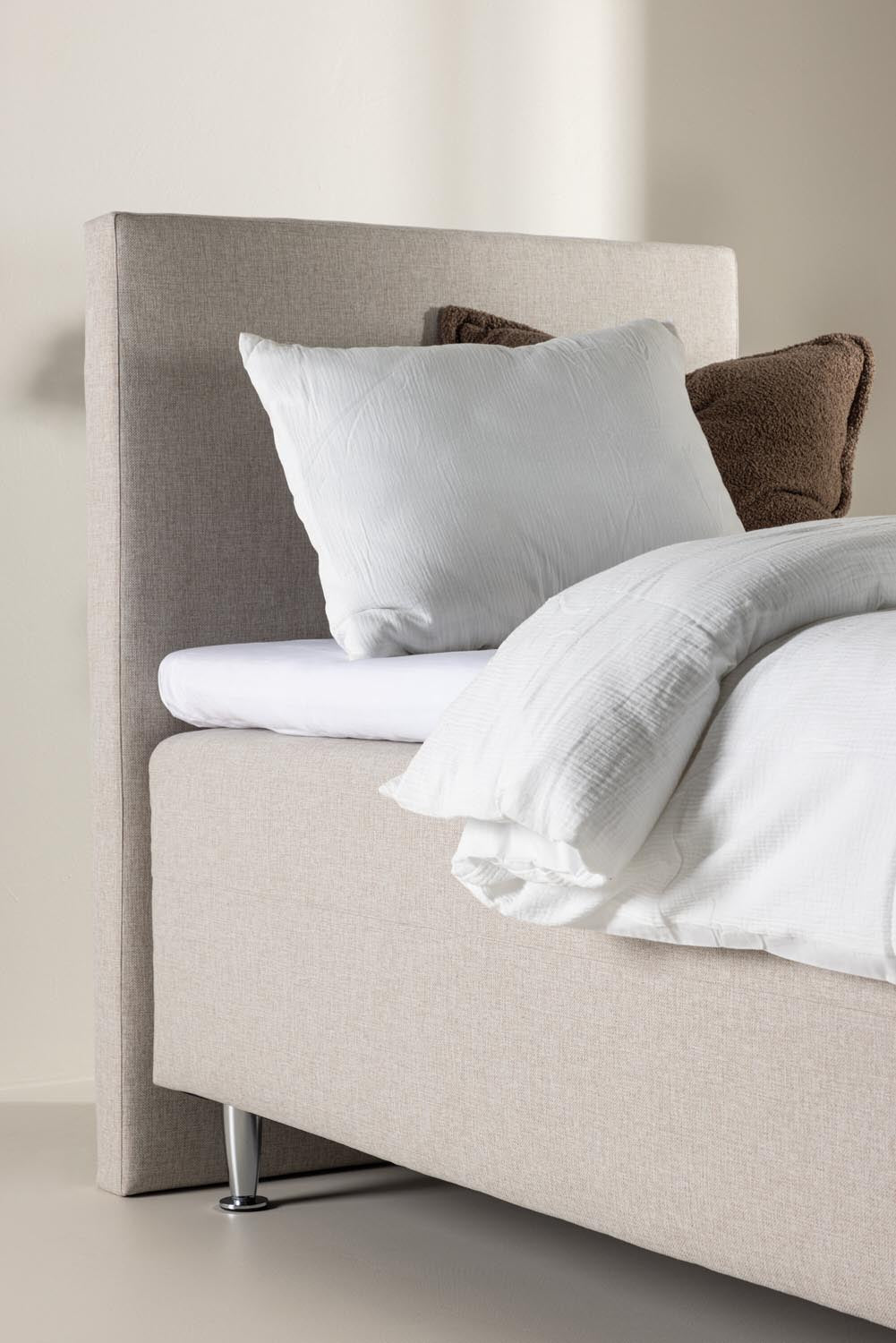 Bett Mesa in Beige präsentiert im Onlineshop von KAQTU Design AG. Bett ist von Venture Home